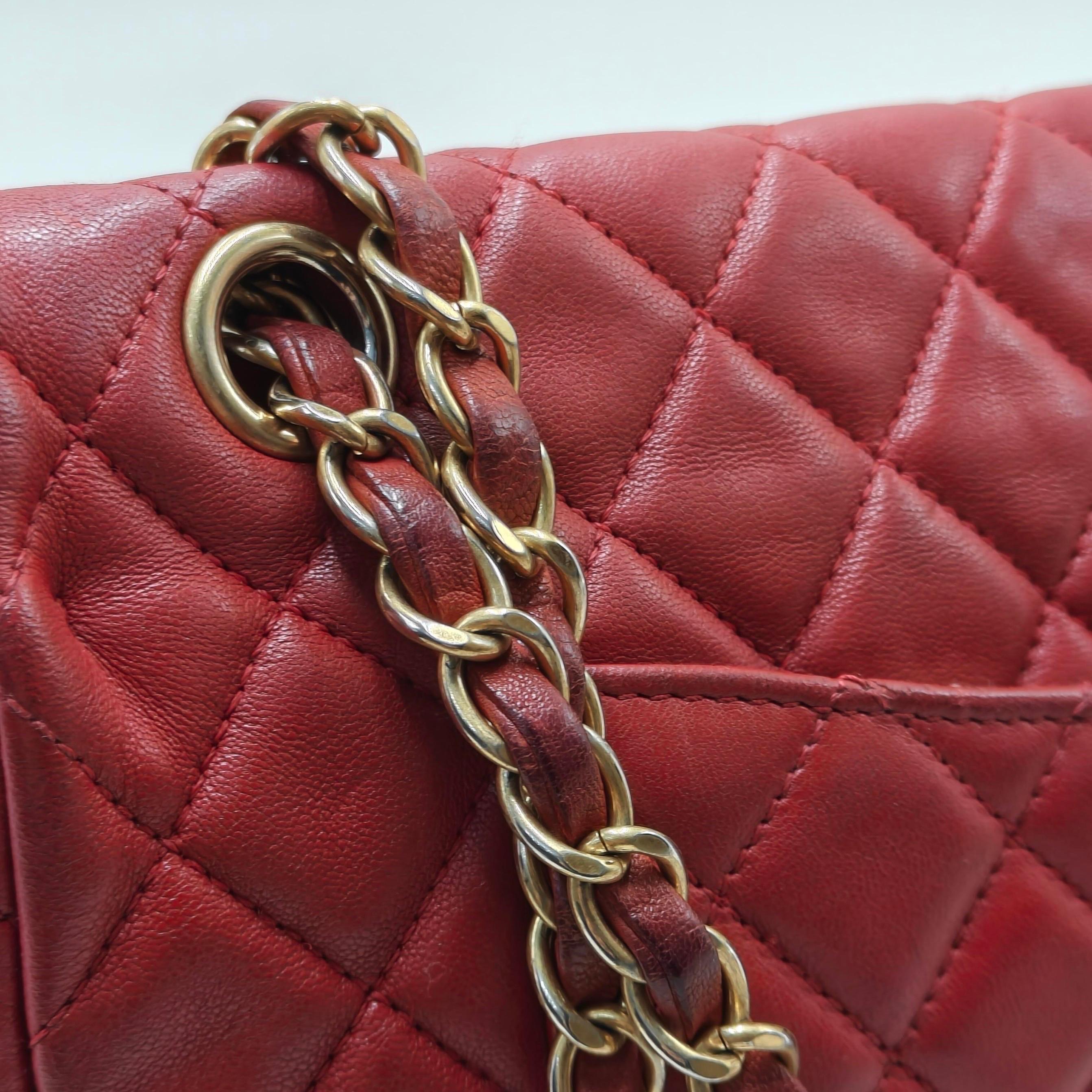 Chanel Seasonal Flap Pequeña Piel de Cordero Roja Valentine Marine Charms en venta 14