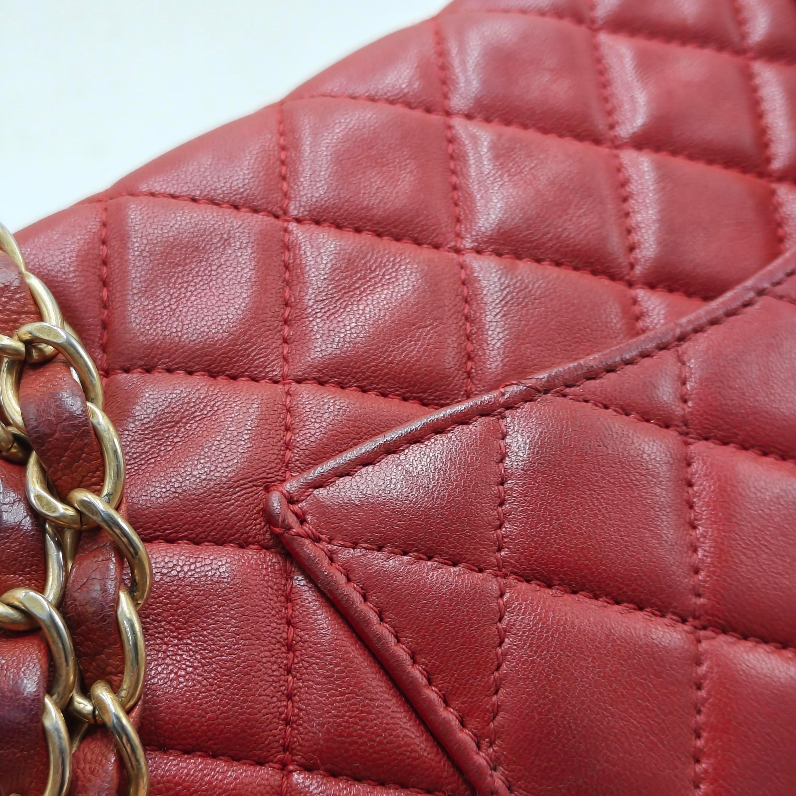 Chanel Seasonal Flap Pequeña Piel de Cordero Roja Valentine Marine Charms en venta 15
