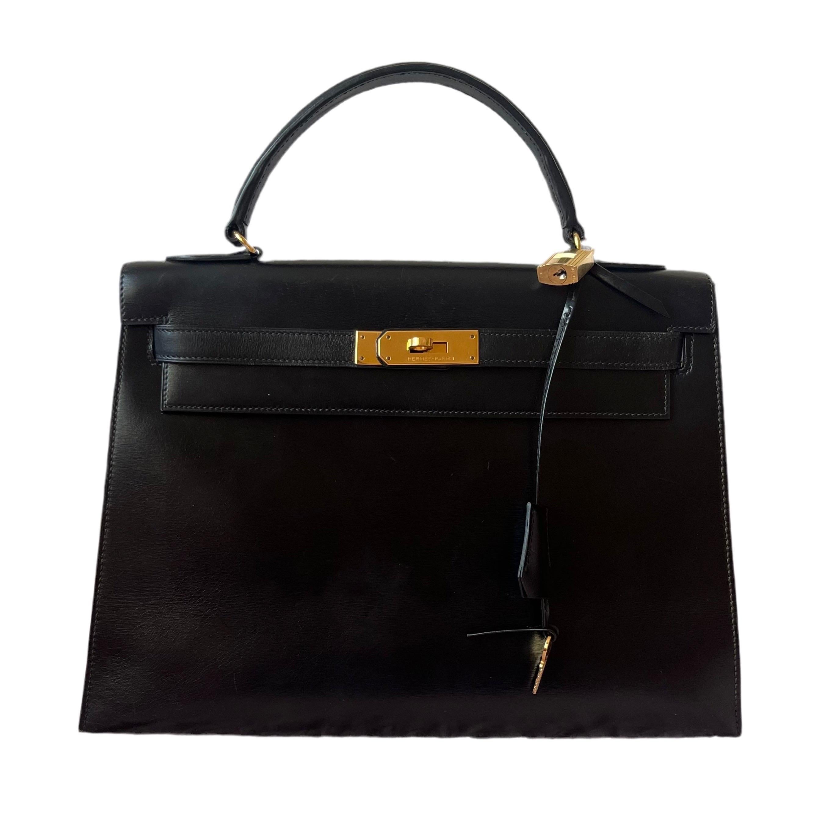 Condition: good condition

Overall signs of use. Scratches on leather and hardware. Creases on the leather. Light stains on the inside. Cracks on the flap. NO STRAP

DETAILS

Brand: Hermes
Kelly
Stamp: Q Circle
Year of manufacture: 1987
Exterior