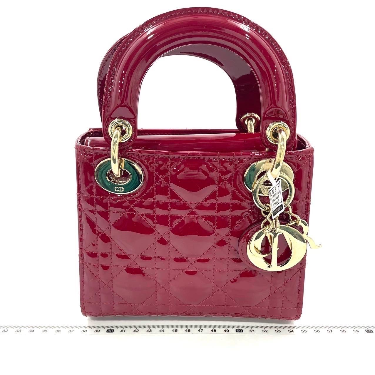 Mini borsa Lady Dior in pelle verniciata rosso borgogna con tracolla a catena dorata 1