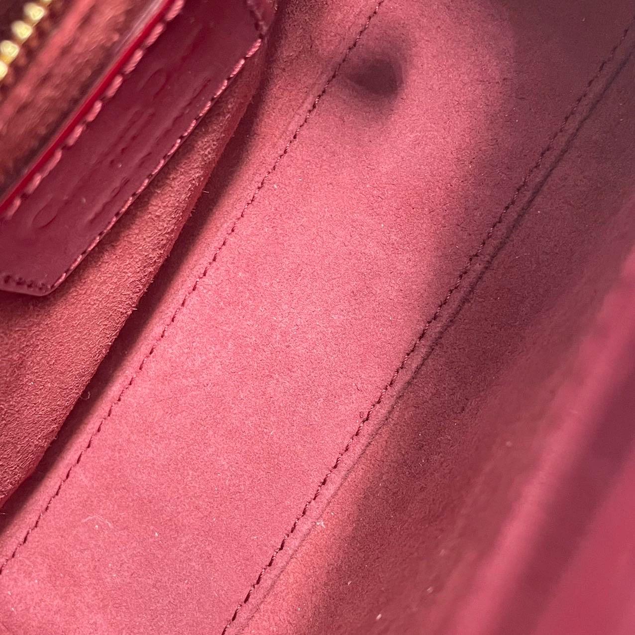Mini borsa Lady Dior in pelle verniciata rosso borgogna con tracolla a catena dorata 2