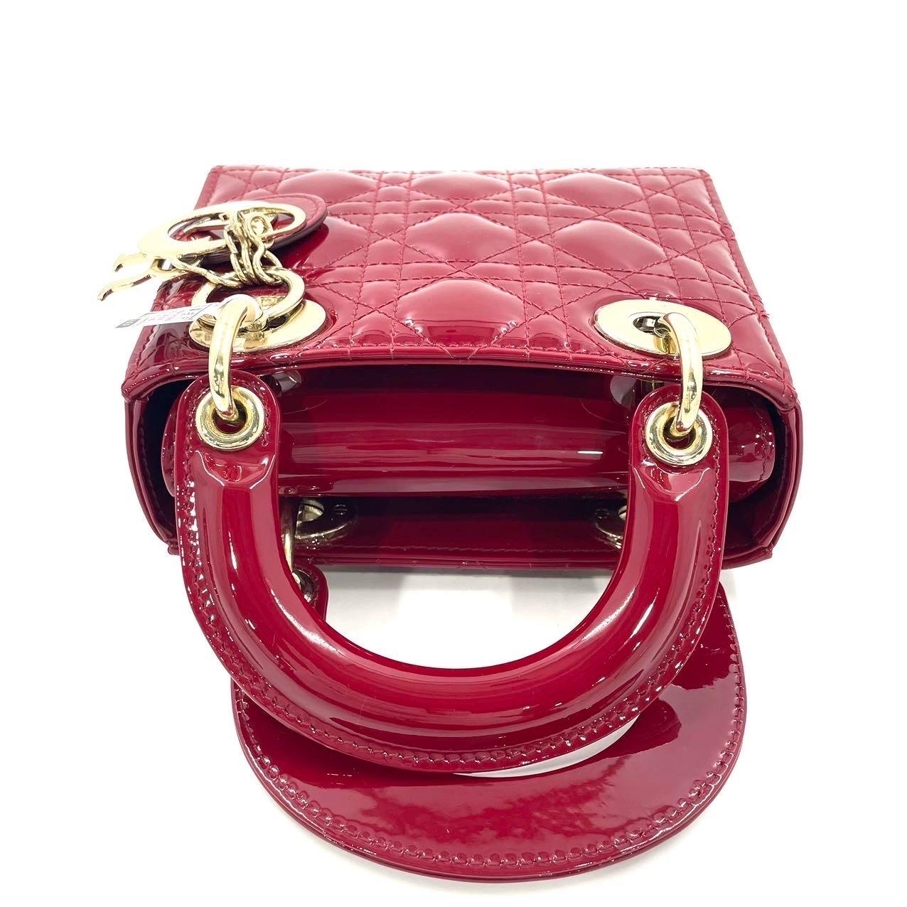 Mini borsa Lady Dior in pelle verniciata rosso borgogna con tracolla a catena dorata 3