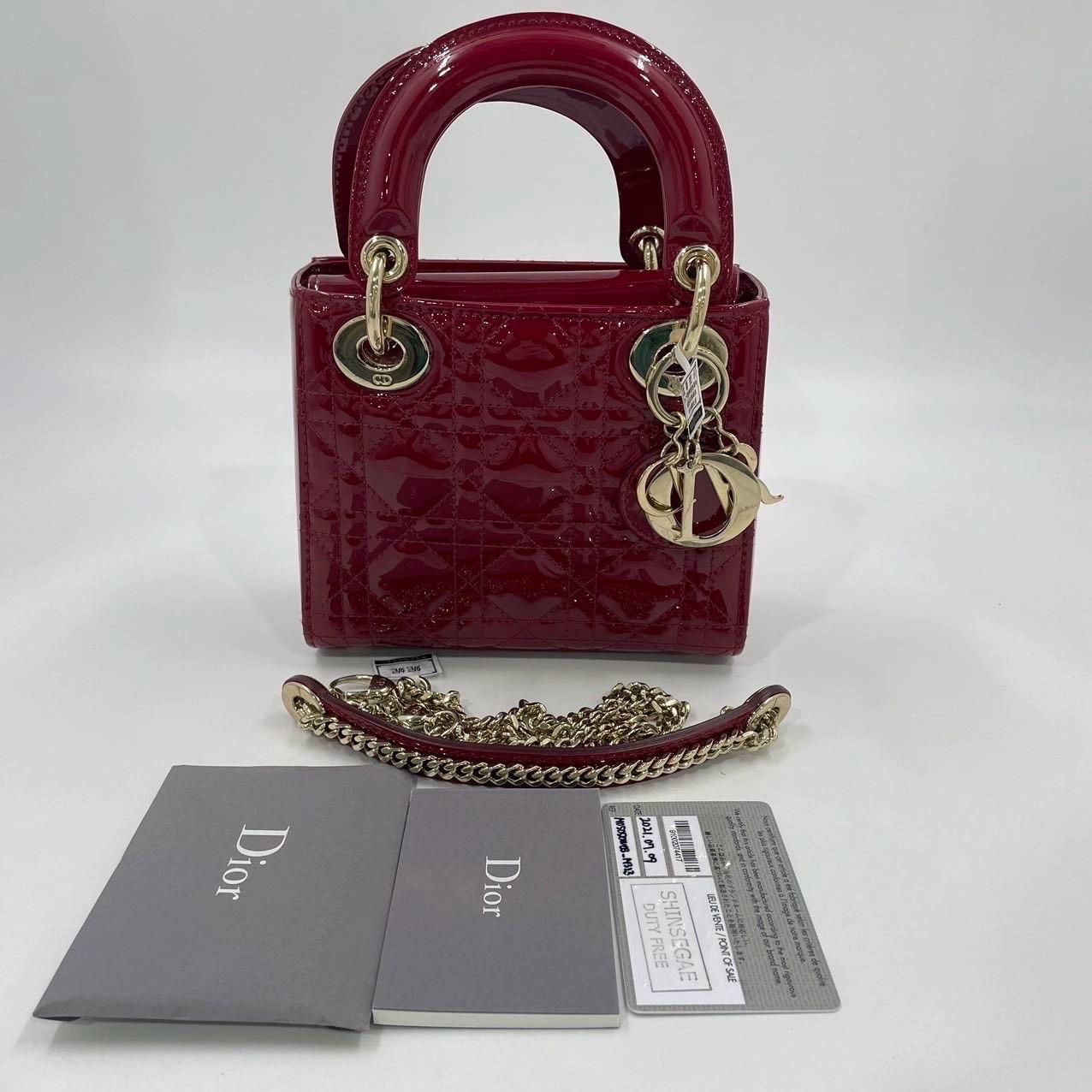 Mini borsa Lady Dior in pelle verniciata rosso borgogna con tracolla a catena dorata 4
