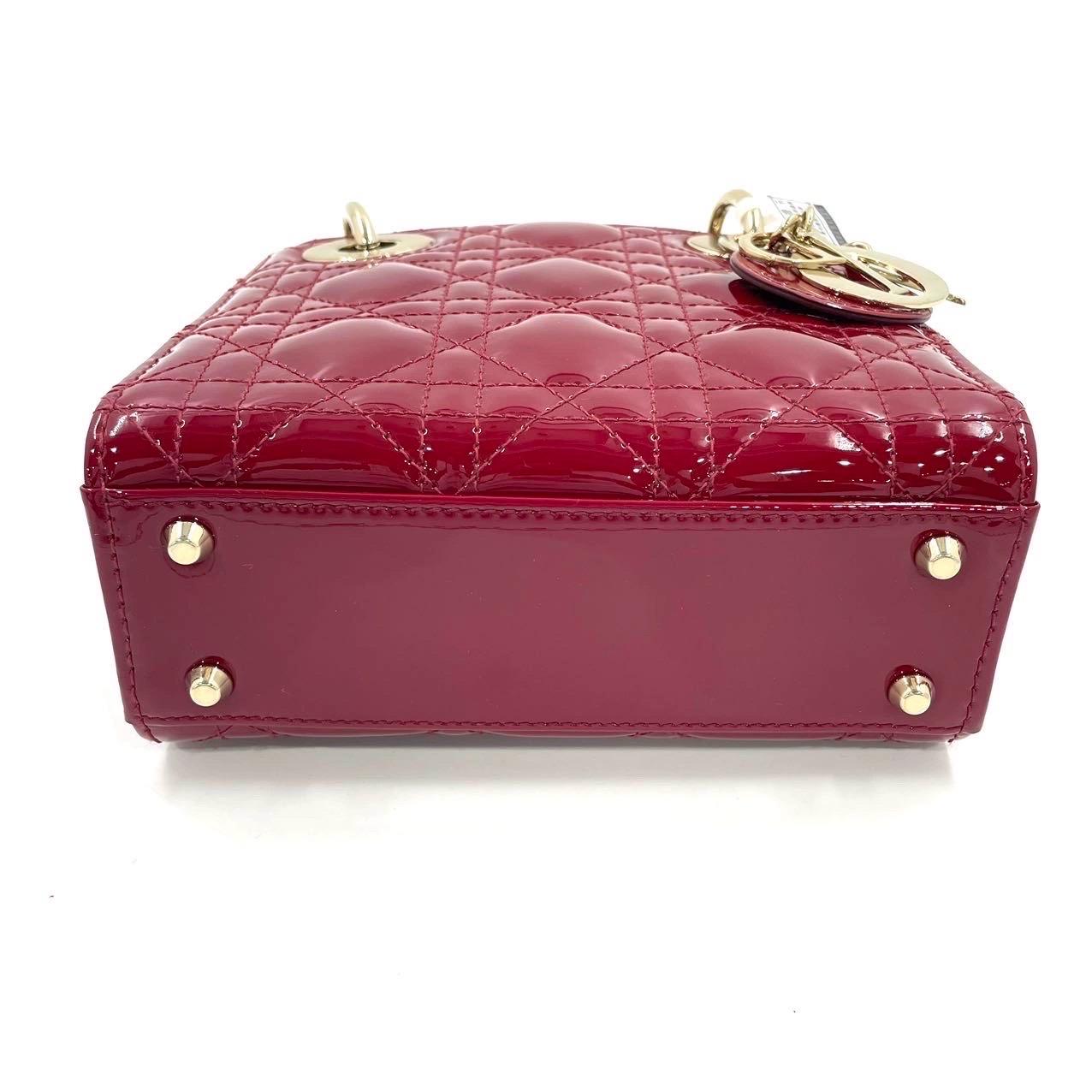 Mini borsa Lady Dior in pelle verniciata rosso borgogna con tracolla a catena dorata 5