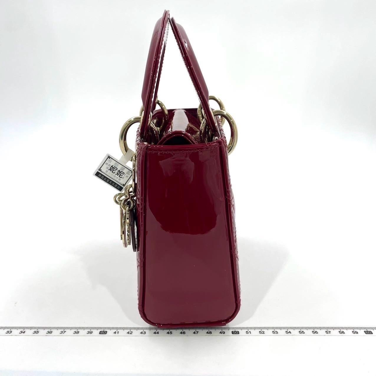 Mini borsa Lady Dior in pelle verniciata rosso borgogna con tracolla a catena dorata 6
