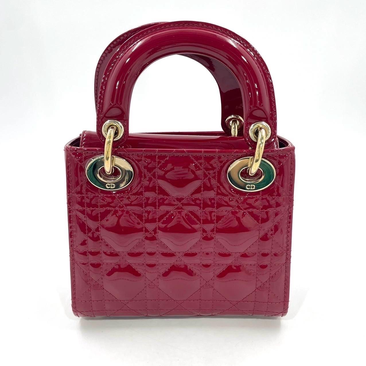 Mini borsa Lady Dior in pelle verniciata rosso borgogna con tracolla a catena dorata 7