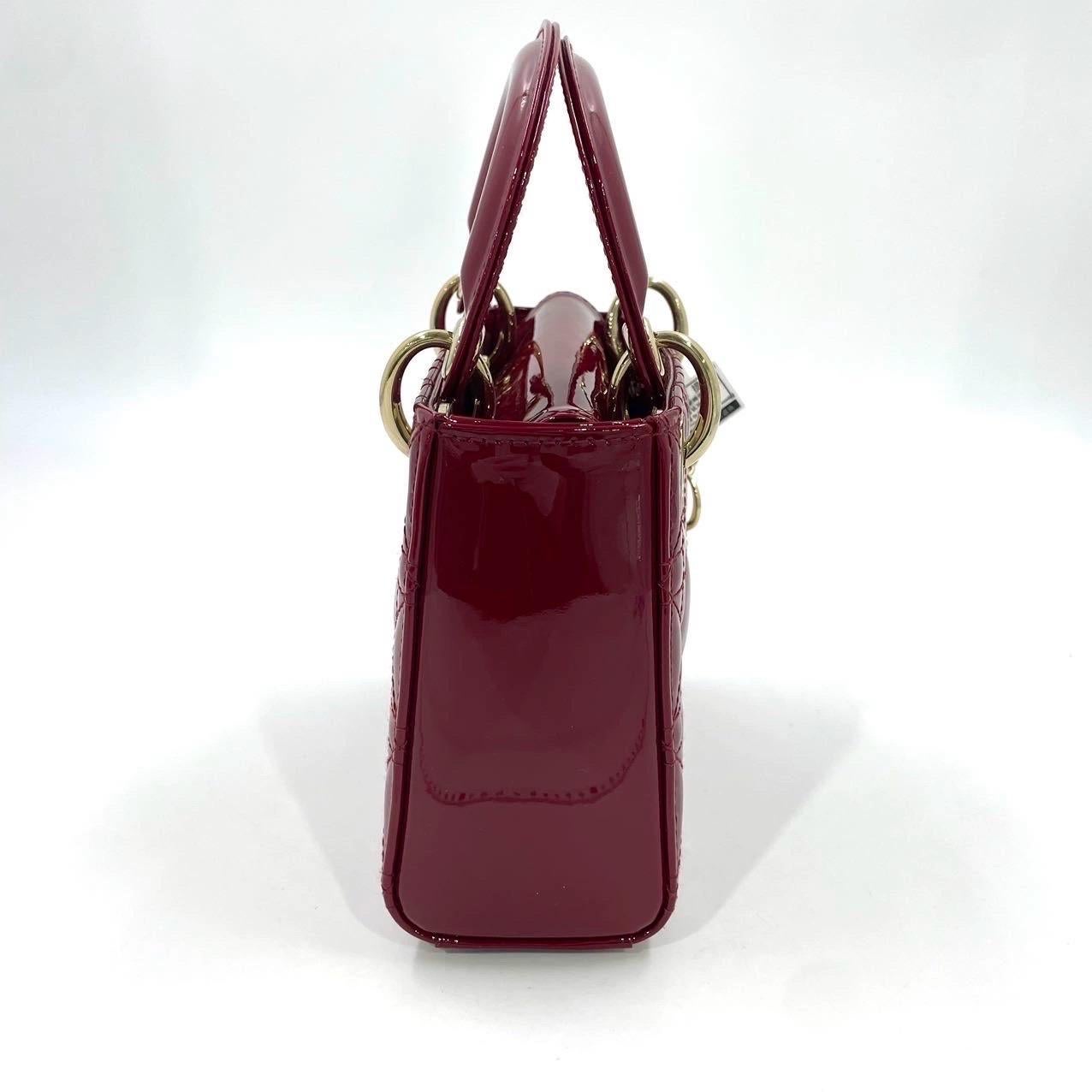Mini borsa Lady Dior in pelle verniciata rosso borgogna con tracolla a catena dorata 8