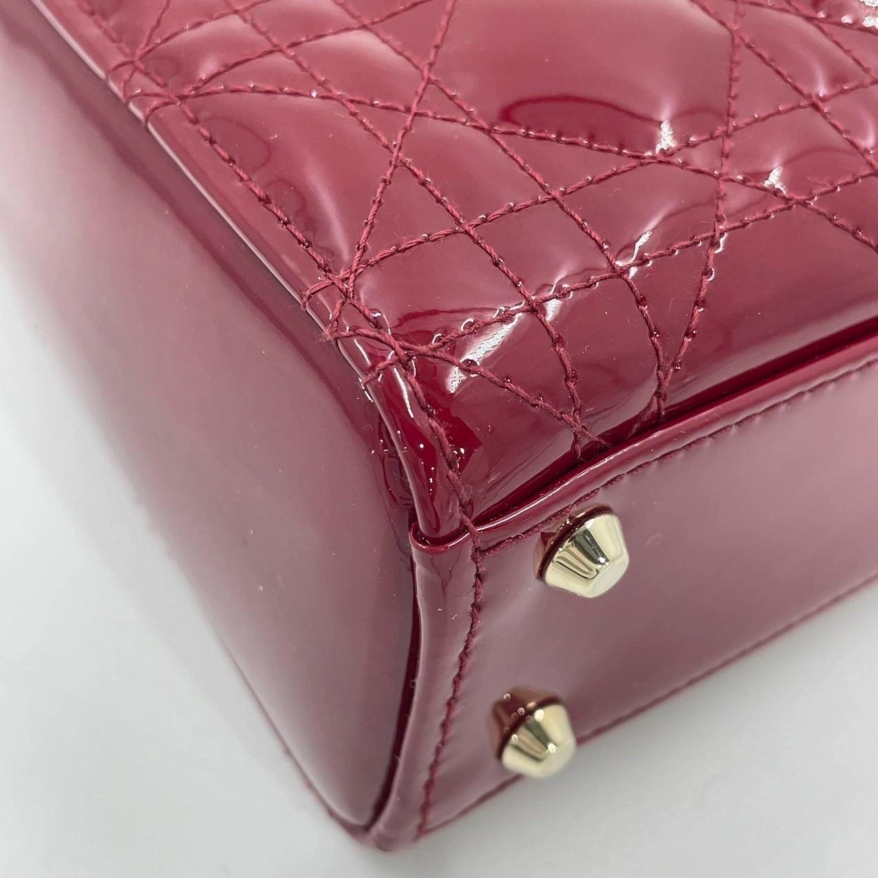Mini borsa Lady Dior in pelle verniciata rosso borgogna con tracolla a catena dorata 10