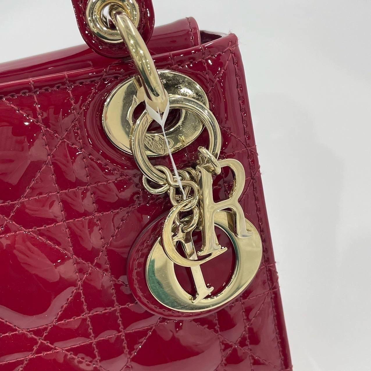 Mini borsa Lady Dior in pelle verniciata rosso borgogna con tracolla a catena dorata 9