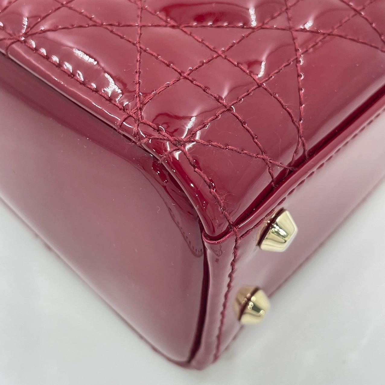 Mini borsa Lady Dior in pelle verniciata rosso borgogna con tracolla a catena dorata 13
