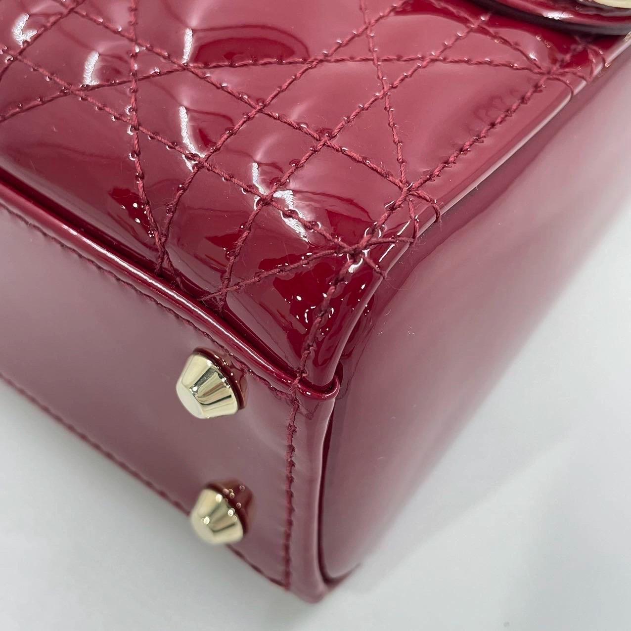 Mini borsa Lady Dior in pelle verniciata rosso borgogna con tracolla a catena dorata 12