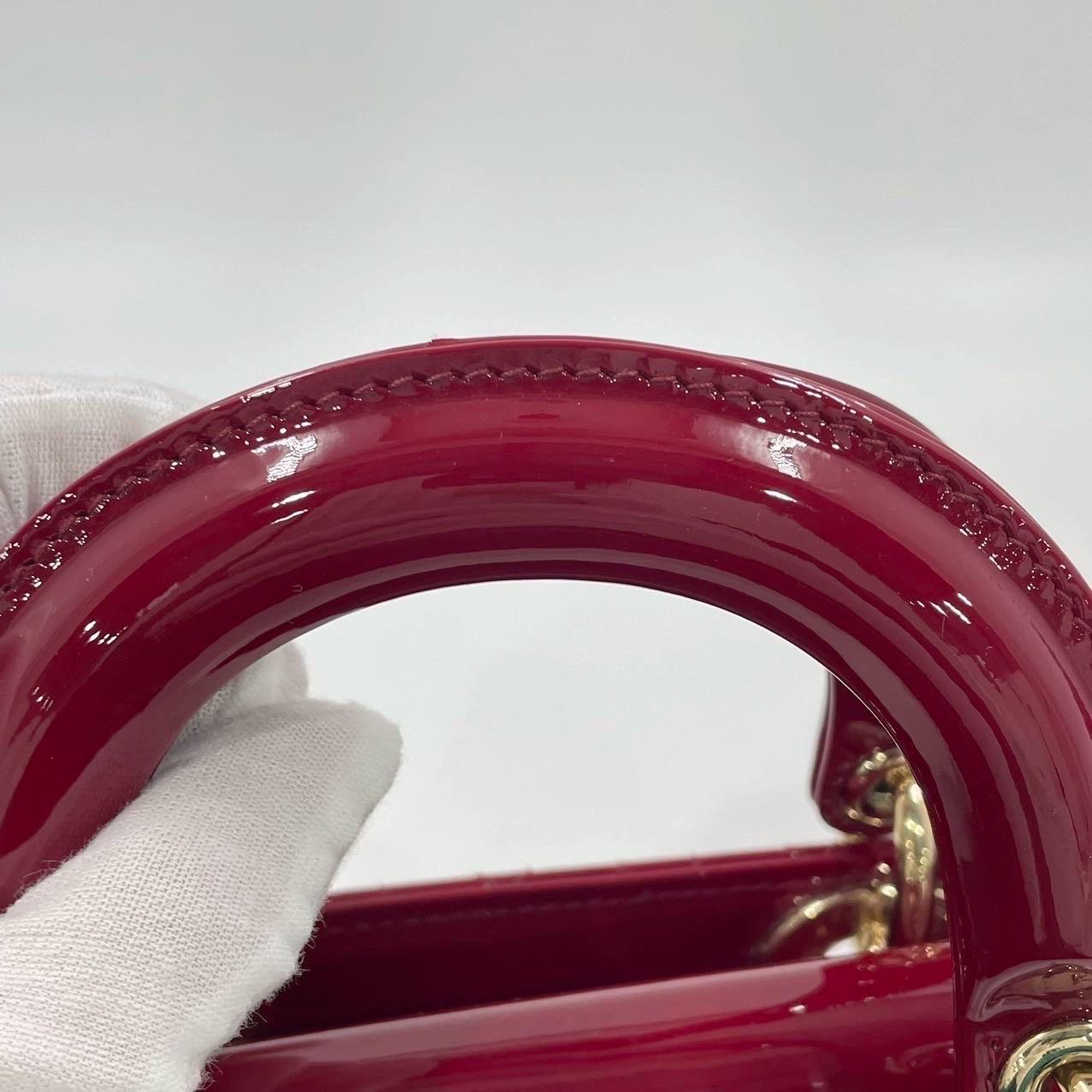 Mini borsa Lady Dior in pelle verniciata rosso borgogna con tracolla a catena dorata 14
