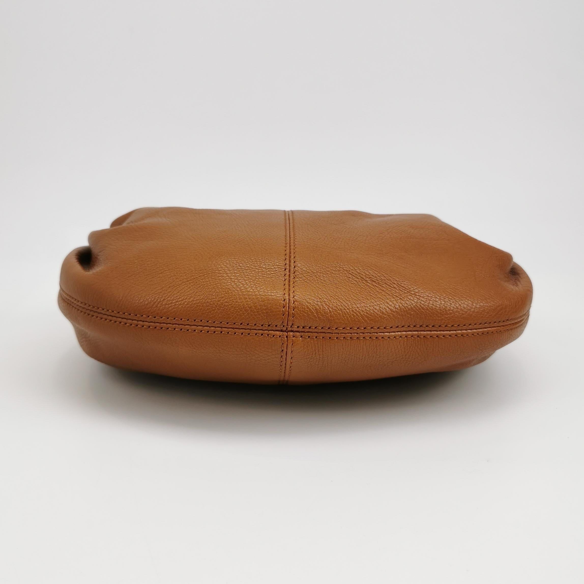 CHLOÉ Bracelet Embellished Brown Glossed Textured-leather Shoulder Bag In New Condition For Sale In AUBERVILLIERS, FR