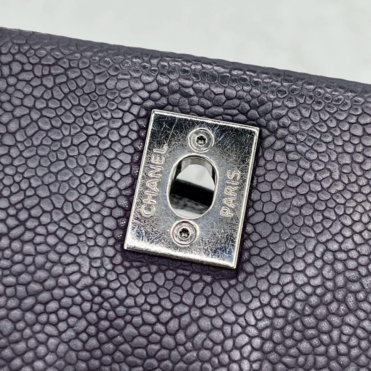 Sac à rabat simple Raisin en cuir de veau violet foncé texturé avec chaîne argentée Chanel en vente 1
