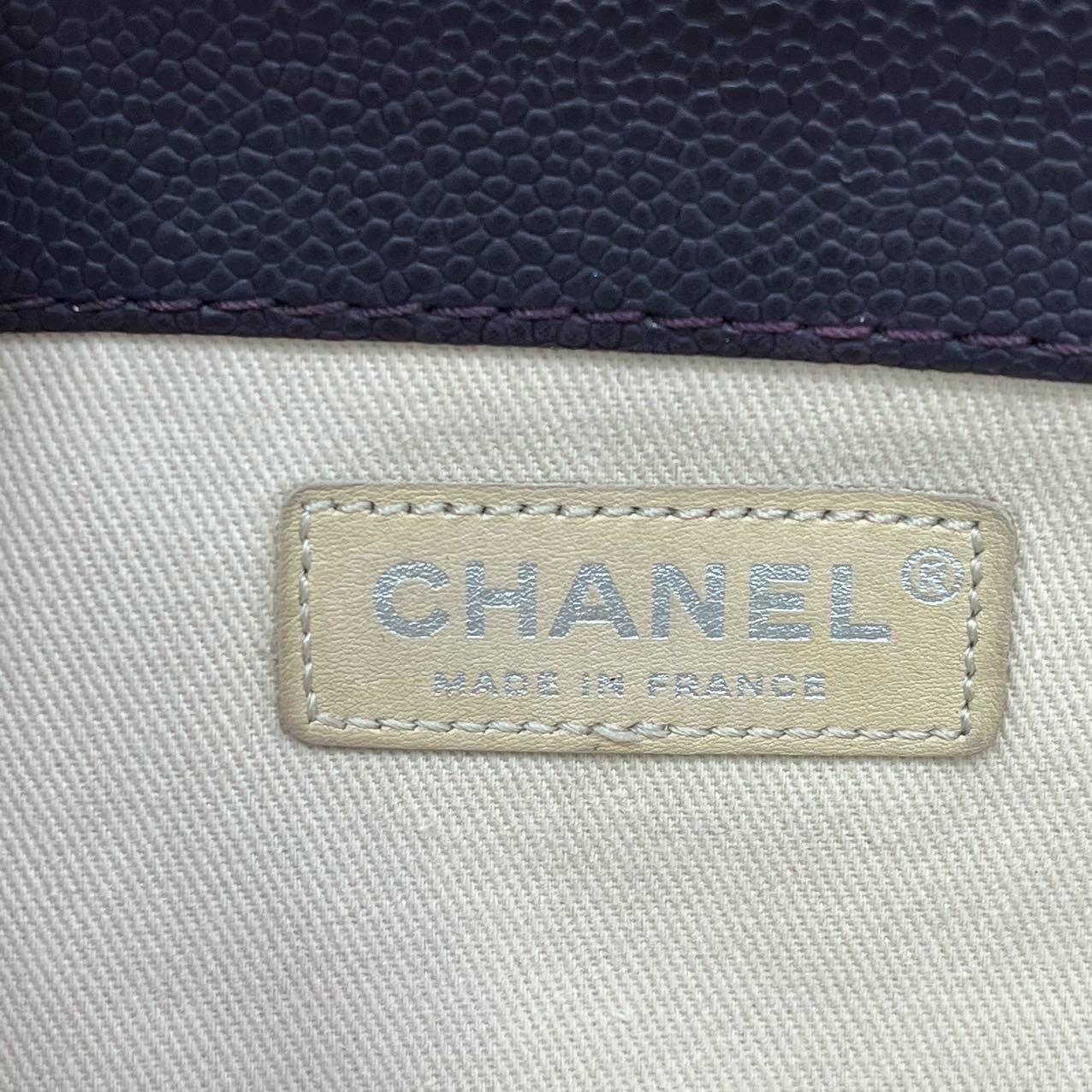 Sac à rabat simple Raisin en cuir de veau violet foncé texturé avec chaîne argentée Chanel en vente 3