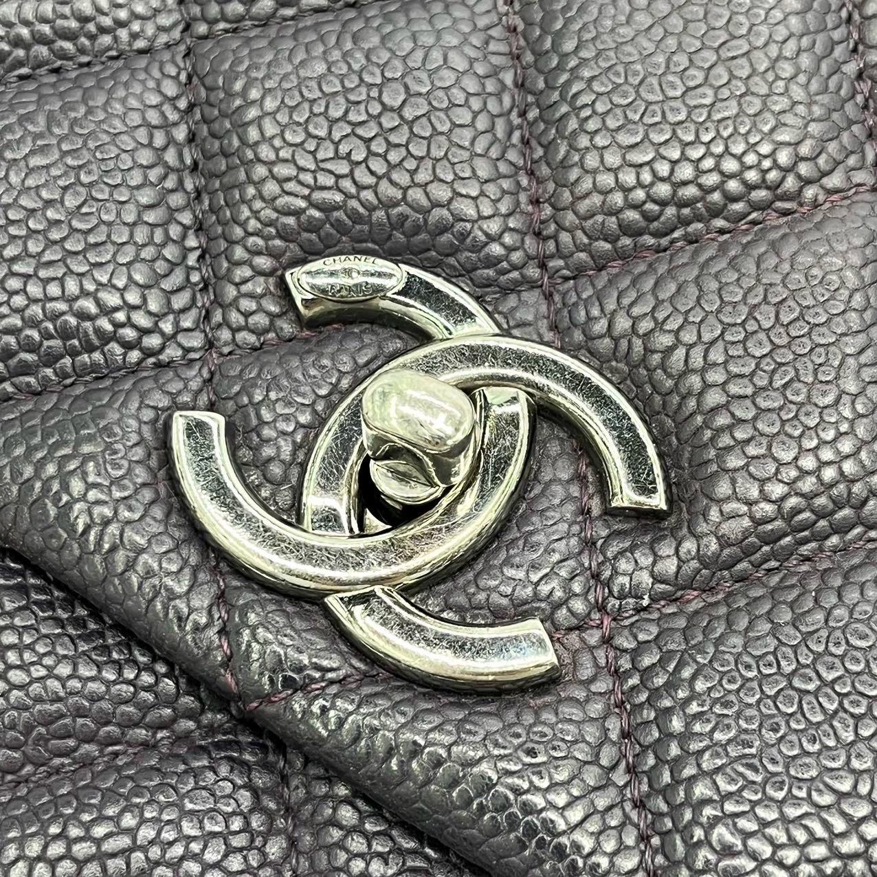 Sac à rabat simple Raisin en cuir de veau violet foncé texturé avec chaîne argentée Chanel en vente 4