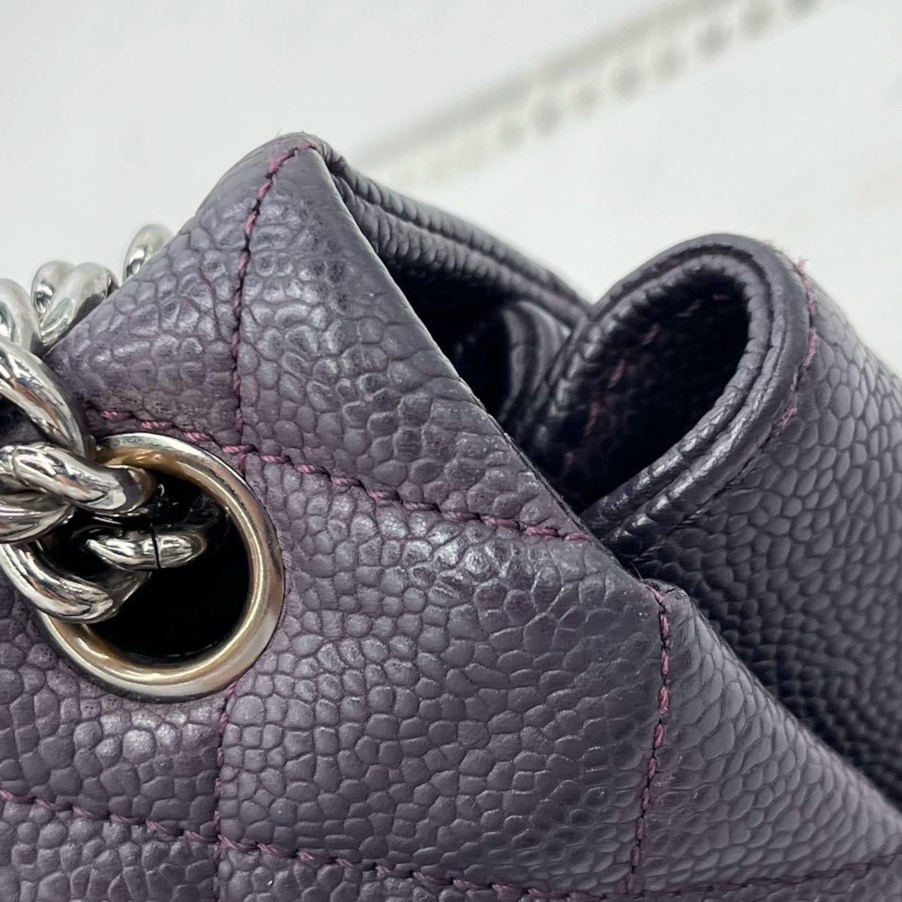 Sac à rabat simple Raisin en cuir de veau violet foncé texturé avec chaîne argentée Chanel en vente 5