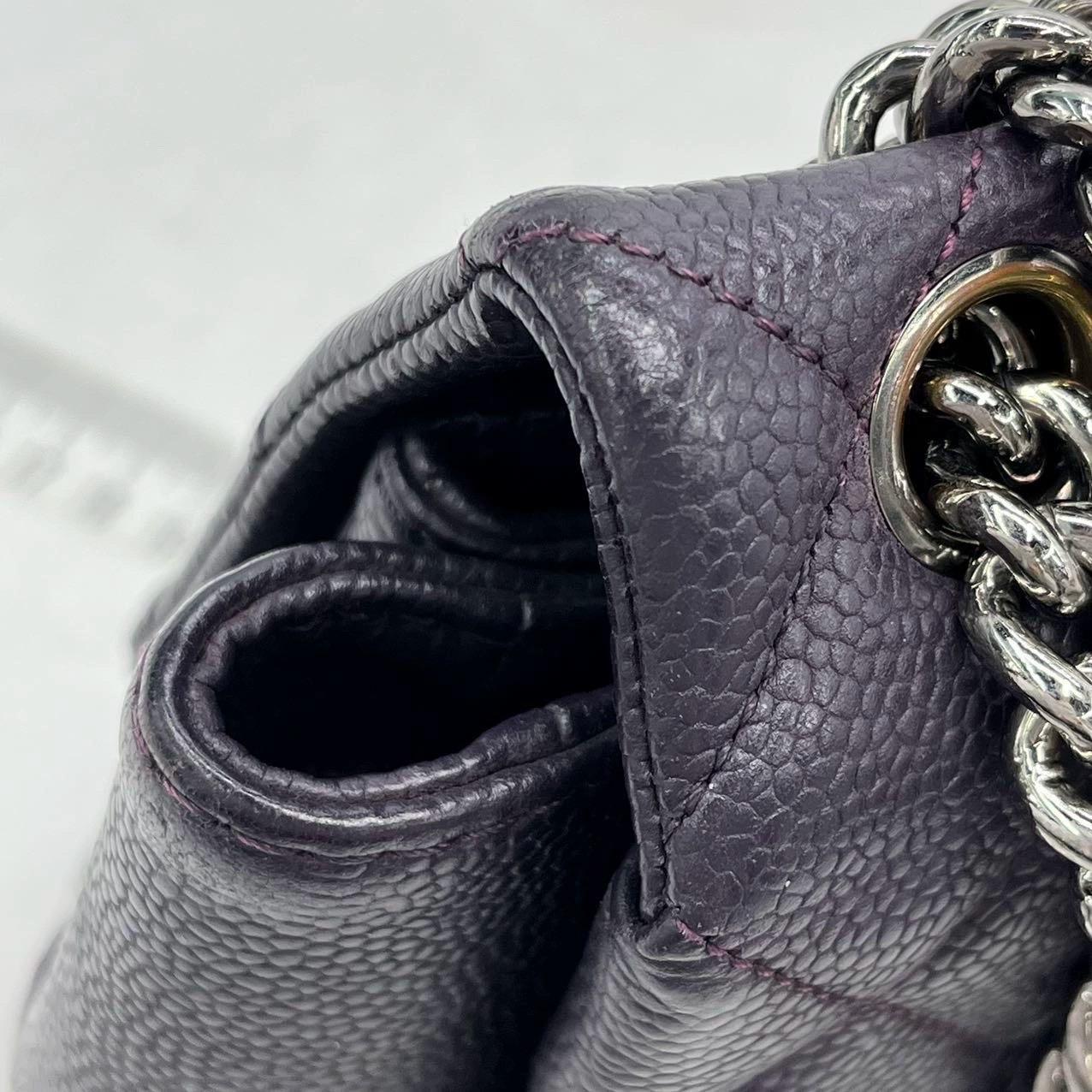 Sac à rabat simple Raisin en cuir de veau violet foncé texturé avec chaîne argentée Chanel en vente 6