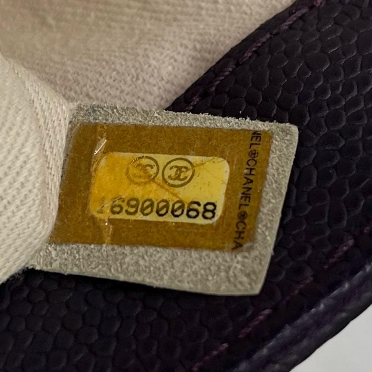 Sac à rabat simple Raisin en cuir de veau violet foncé texturé avec chaîne argentée Chanel en vente 7