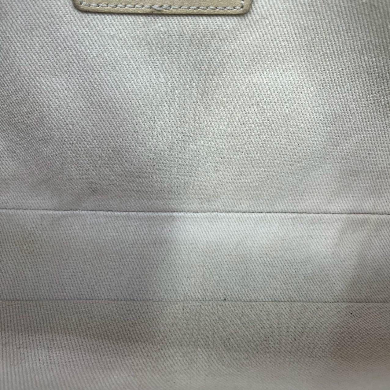 Sac à rabat simple Raisin en cuir de veau violet foncé texturé avec chaîne argentée Chanel en vente 8