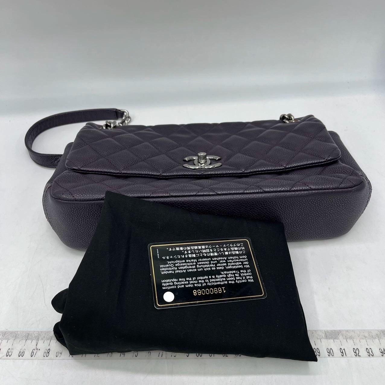 Sac à rabat simple Raisin en cuir de veau violet foncé texturé avec chaîne argentée Chanel en vente 10