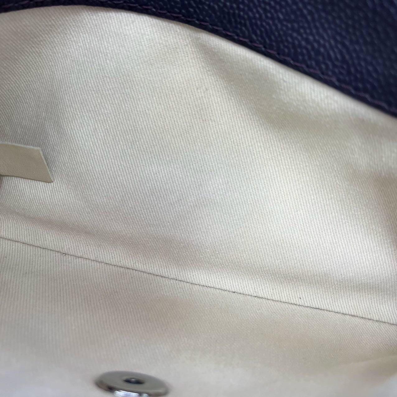 Sac à rabat simple Raisin en cuir de veau violet foncé texturé avec chaîne argentée Chanel en vente 9