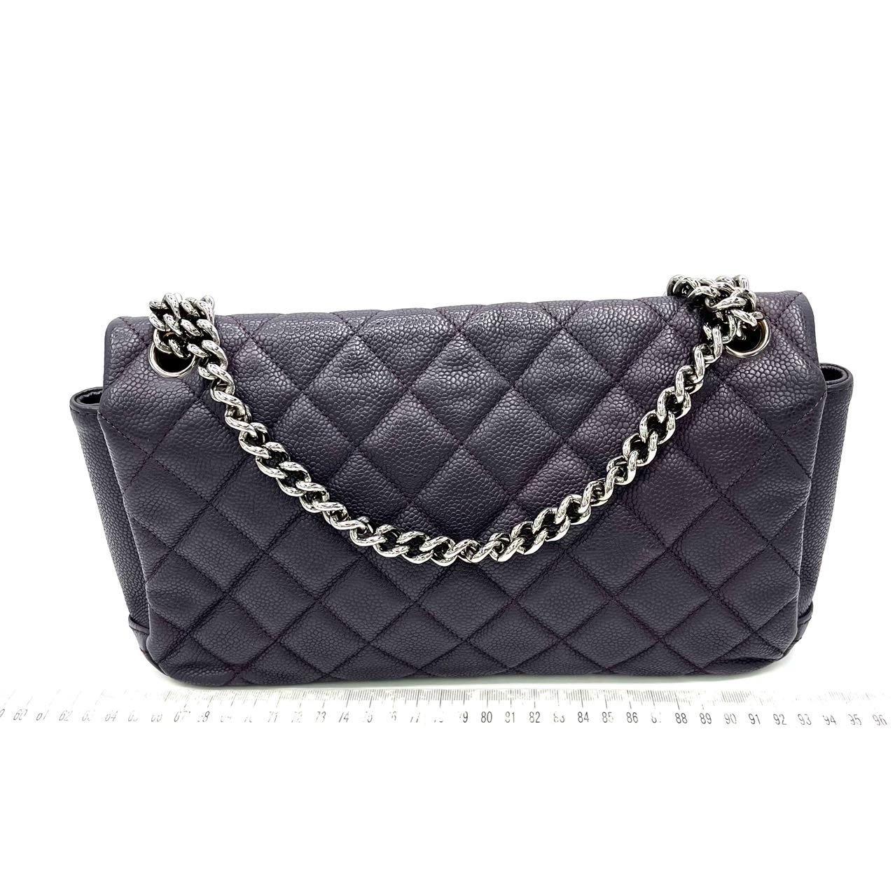 Sac à rabat simple Raisin en cuir de veau violet foncé texturé avec chaîne argentée Chanel en vente 12