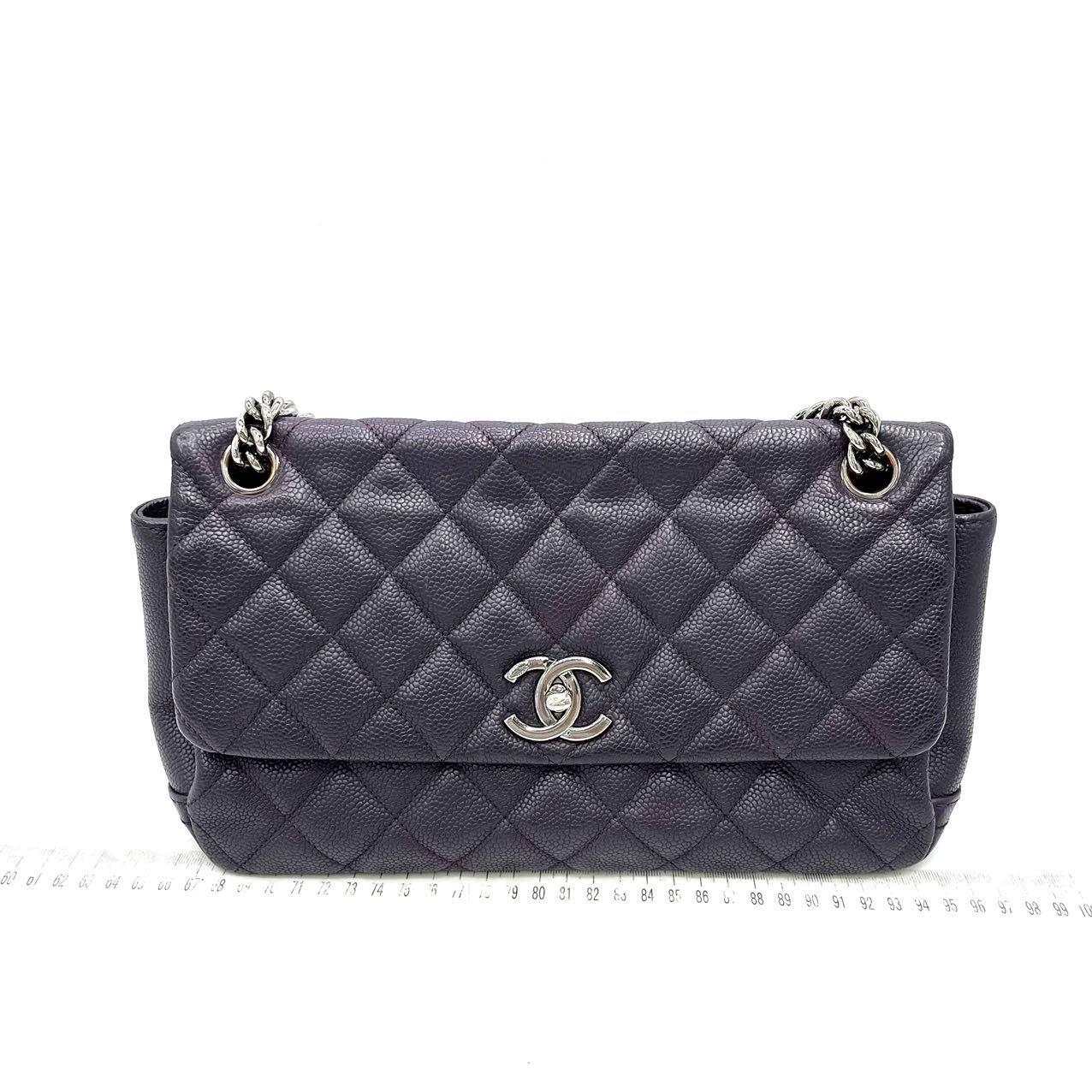 Sac à rabat simple Raisin en cuir de veau violet foncé texturé avec chaîne argentée Chanel en vente 11