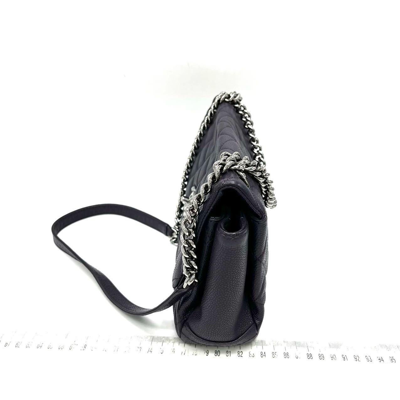 Sac à rabat simple Raisin en cuir de veau violet foncé texturé avec chaîne argentée Chanel en vente 13