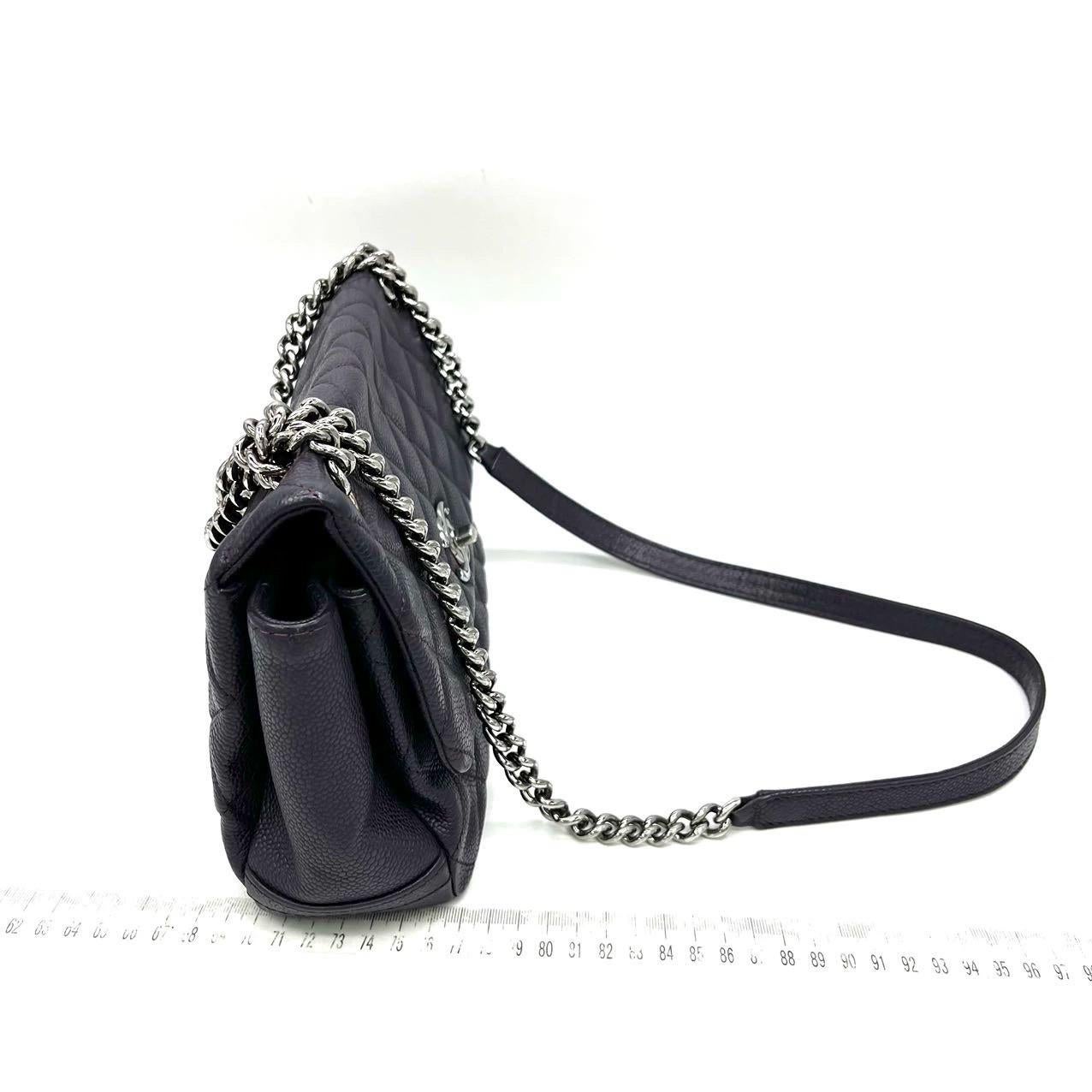 Sac à rabat simple Raisin en cuir de veau violet foncé texturé avec chaîne argentée Chanel en vente 14
