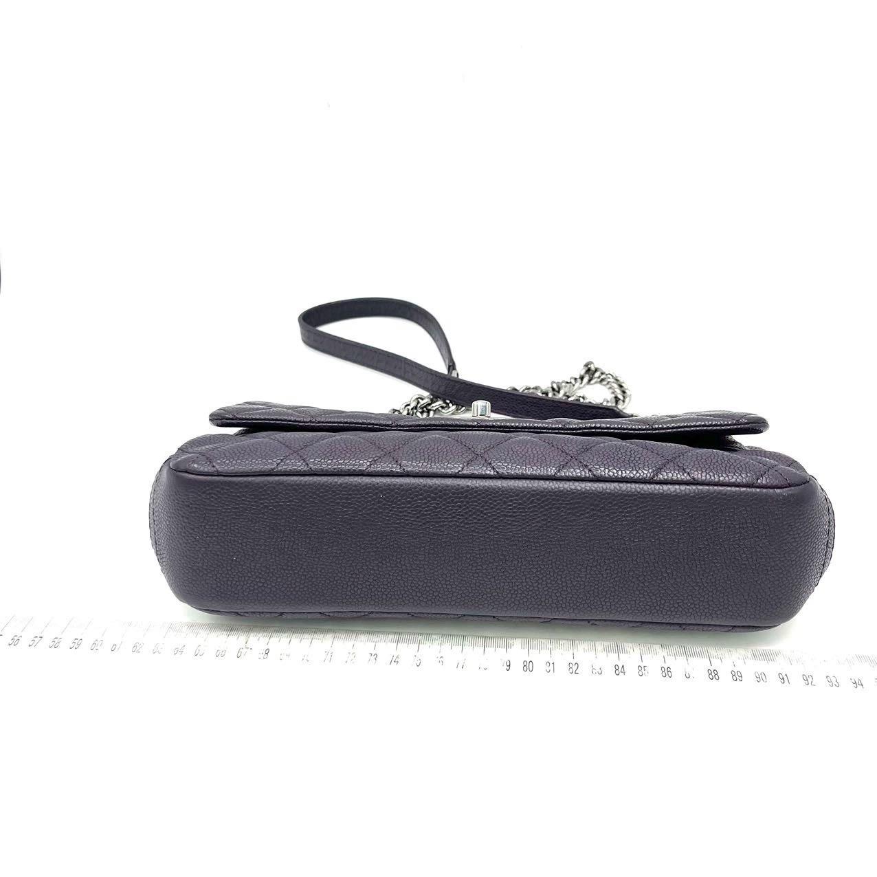Sac à rabat simple Raisin en cuir de veau violet foncé texturé avec chaîne argentée Chanel en vente 15