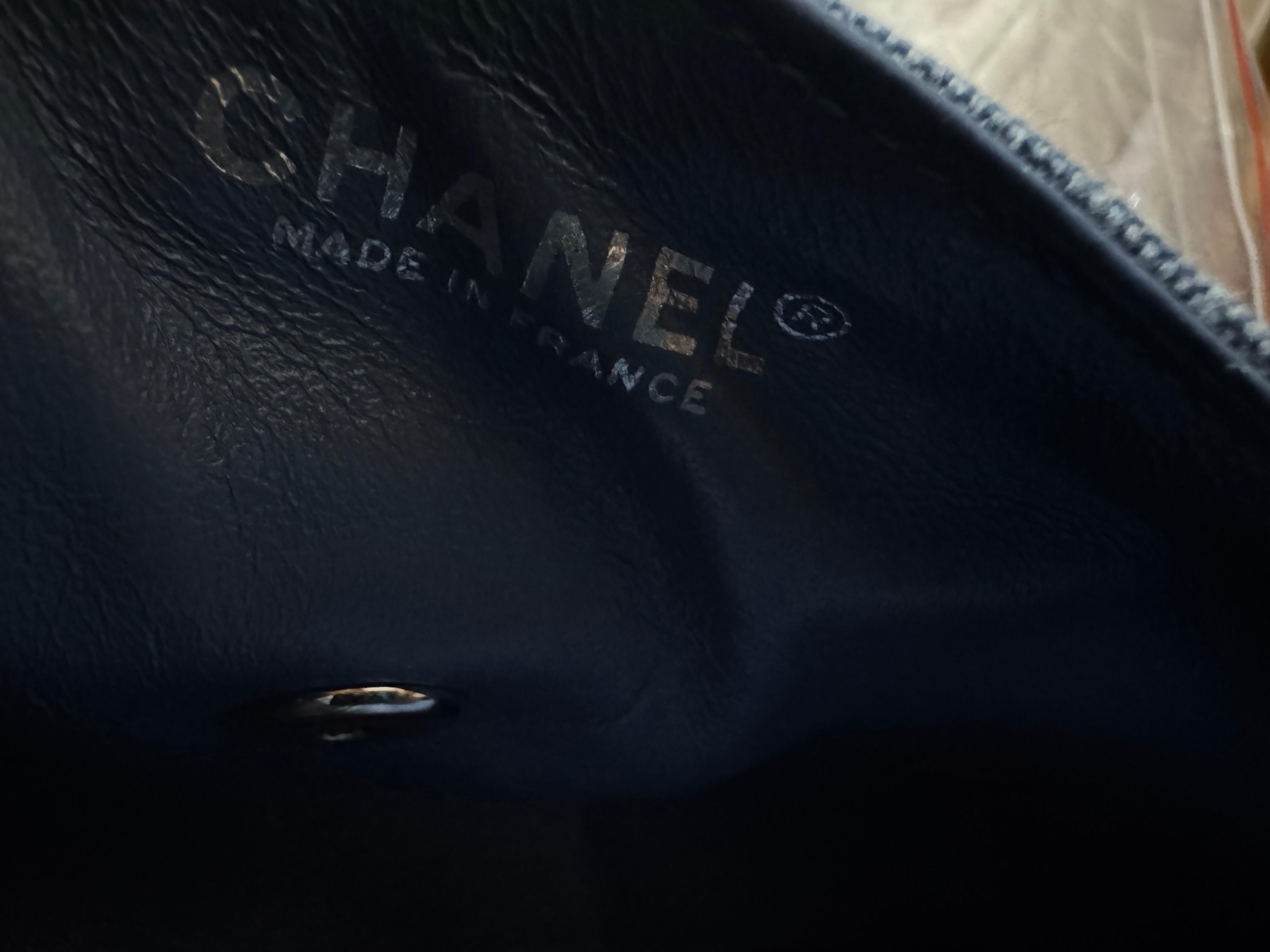 Chanel East West Chocolate Bar Blau Denim Beige Leder Paspelierung Silber Hardware im Angebot 11