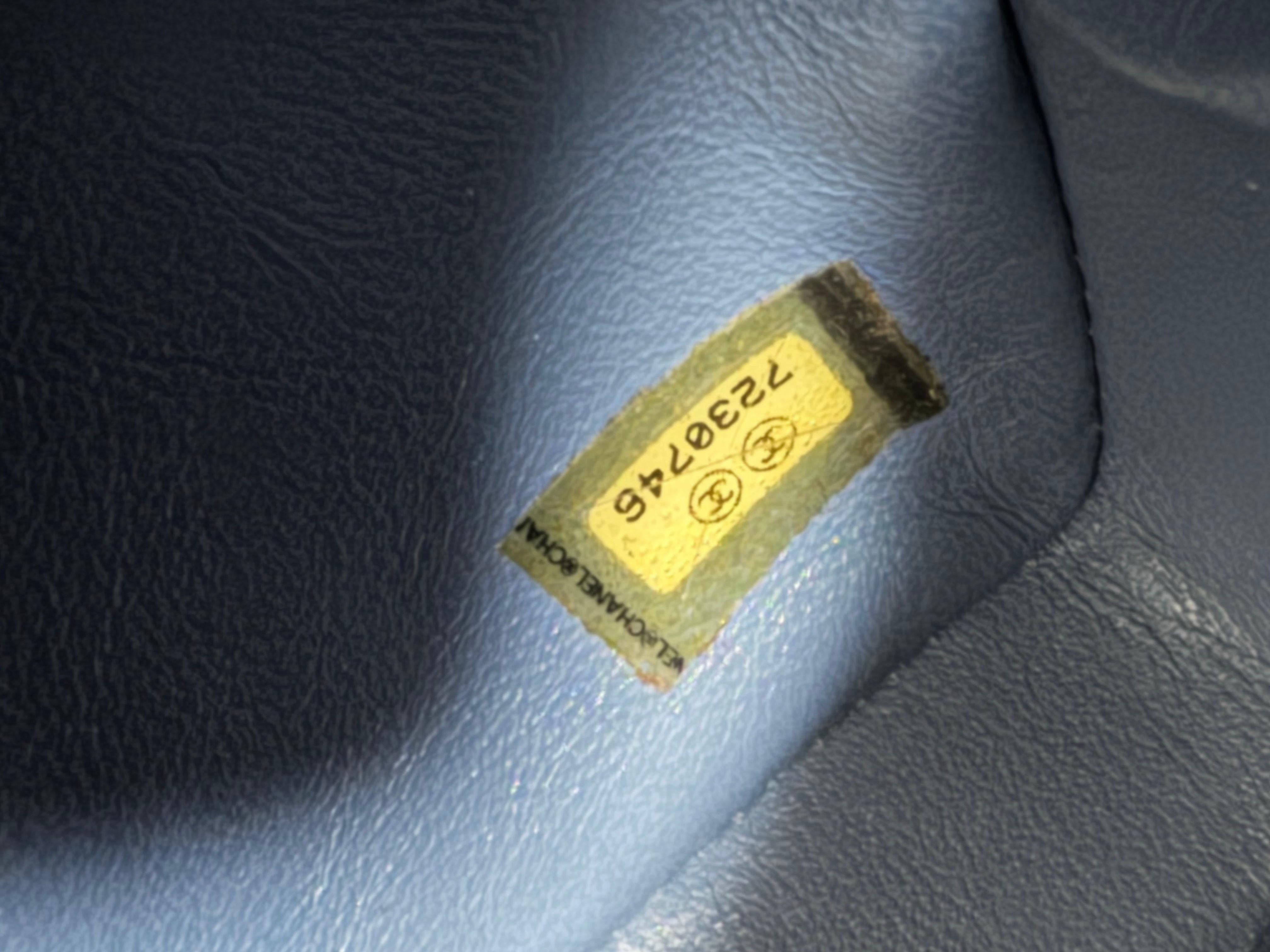 Chanel East West Chocolate Bar Blau Denim Beige Leder Paspelierung Silber Hardware im Angebot 10