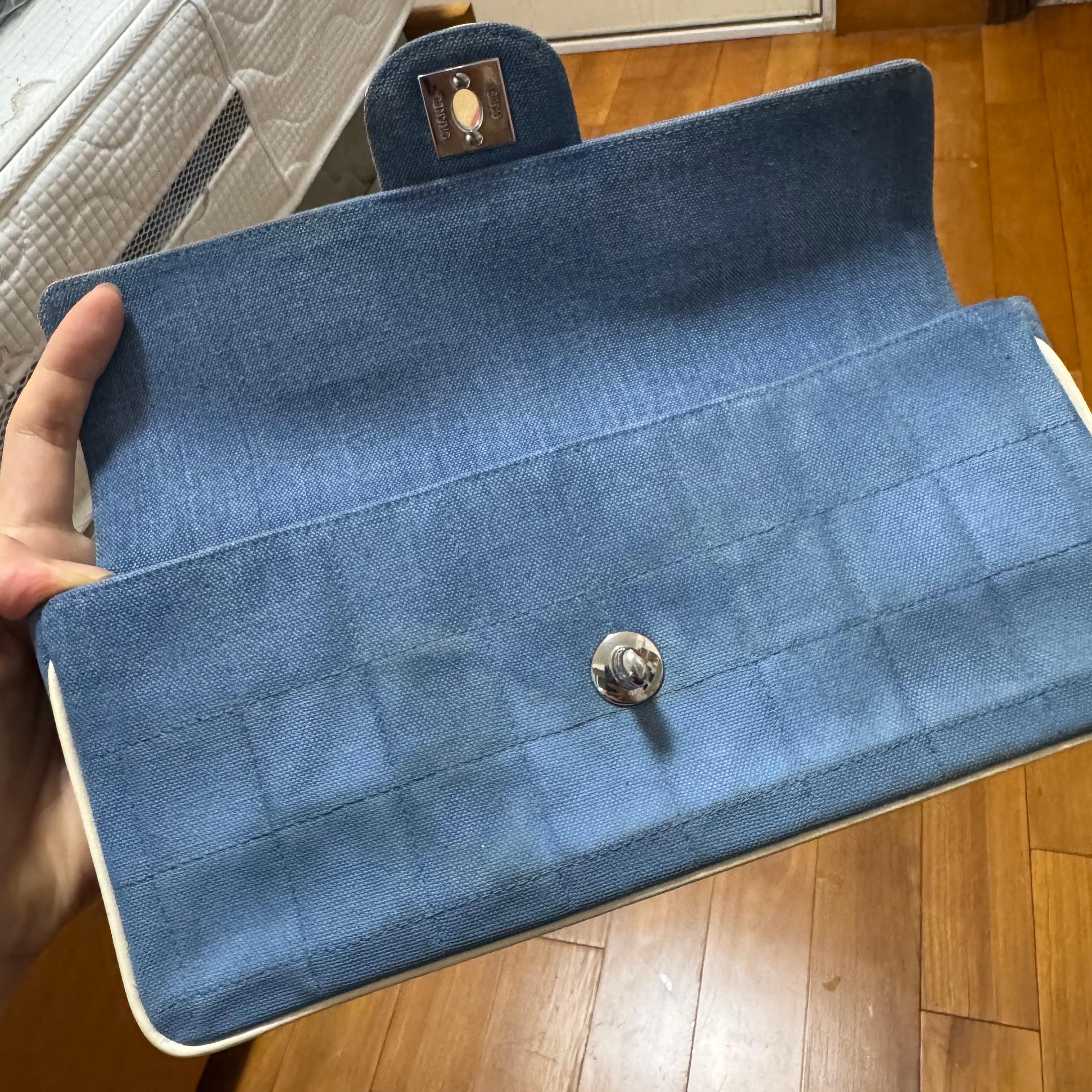 Chanel East West Chocolate Bar Blau Denim Beige Leder Paspelierung Silber Hardware im Angebot 14