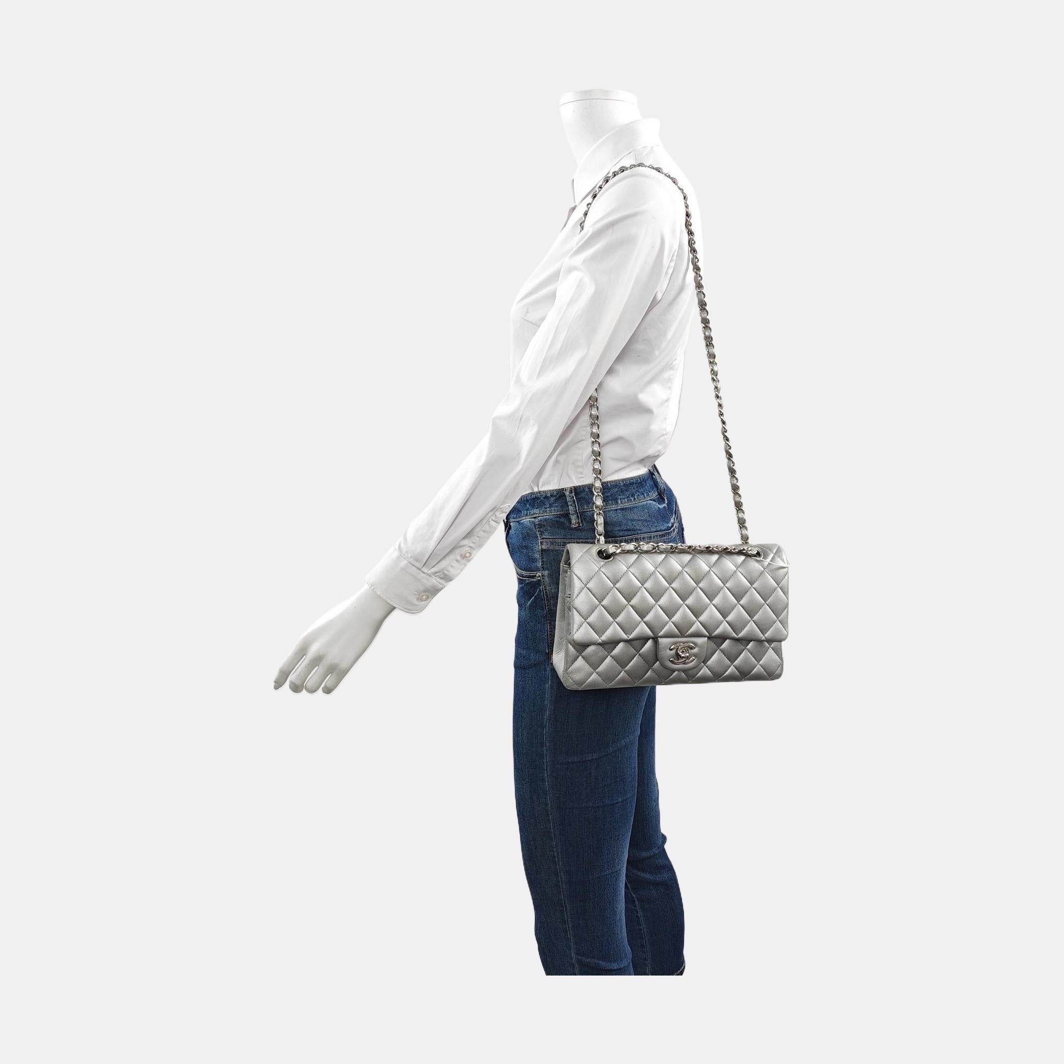 ZUSTAND: SEHR GUT

Diese authentische Chanel Tasche ist in sehr gutem Zustand. Leichte Kratzer um die Hardware, Kratzer im Inneren. Schrammen an den Ecken, den Kanten der Klappe und dem Gurt. Die Farbe wurde an den Ecken und an den Rändern der