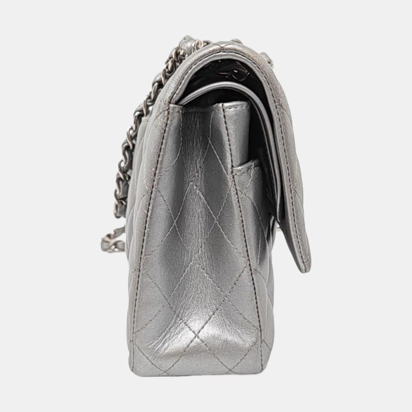 Chanel Classic Flap Medium Silber Grau Lammfell Leder Silber Hardware Damen im Angebot