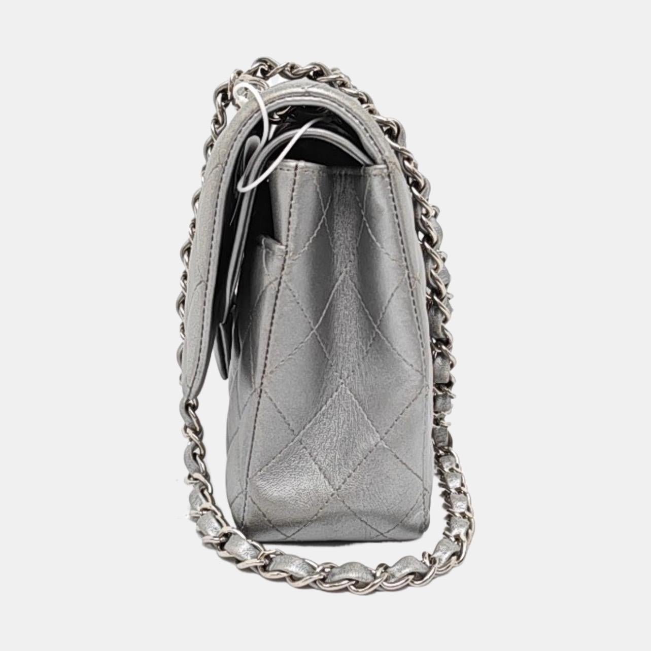 Chanel Classic Flap Medium Silber Grau Lammfell Leder Silber Hardware im Angebot 1