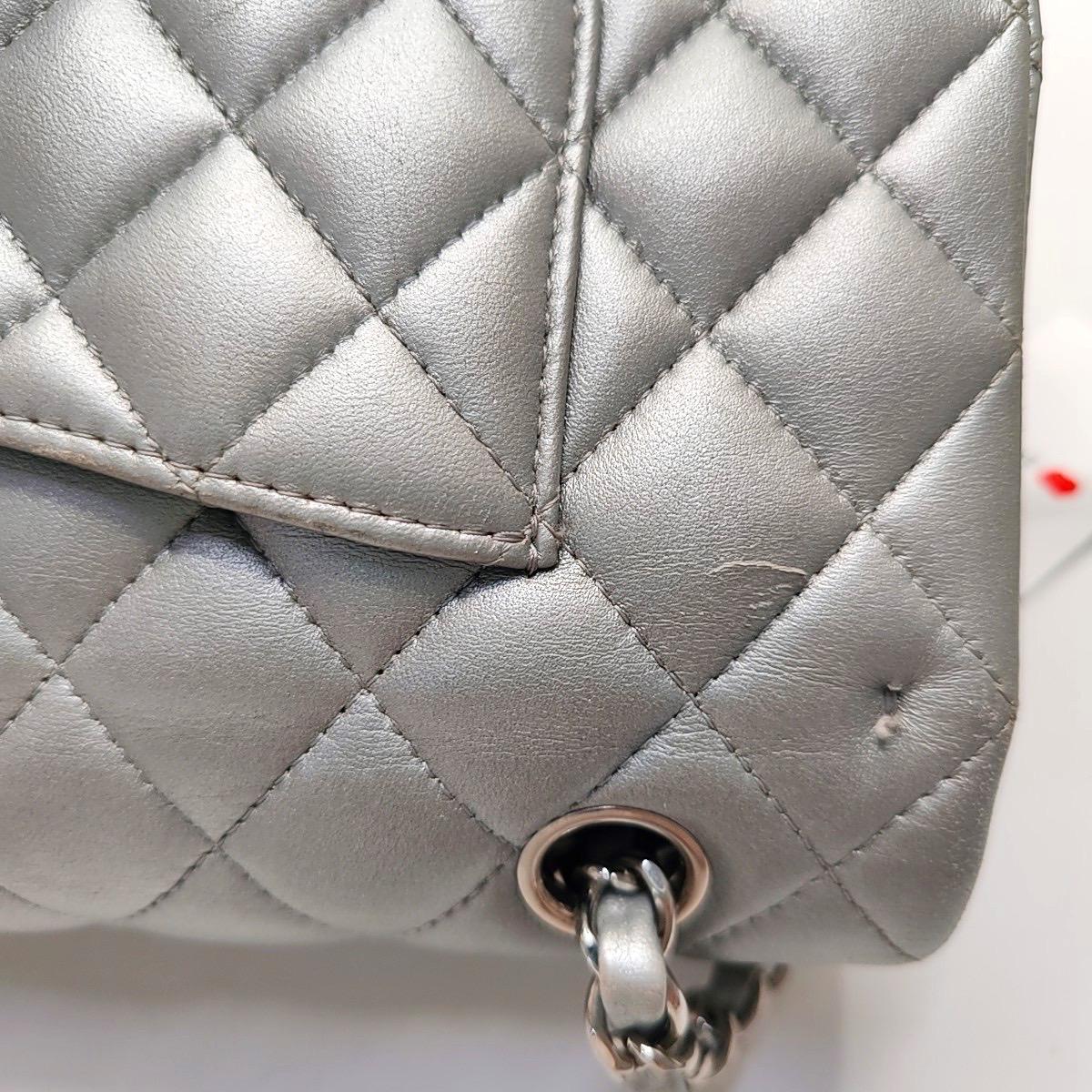 Chanel Classic Flap Medium Silber Grau Lammfell Leder Silber Hardware im Angebot 8