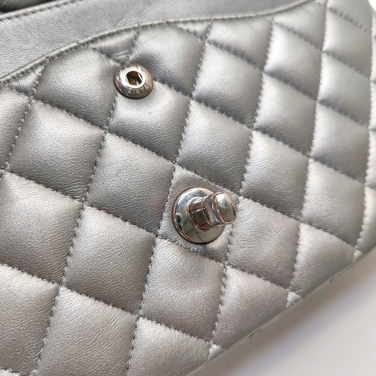 Chanel Classic Flap Medium Silber Grau Lammfell Leder Silber Hardware im Angebot 9