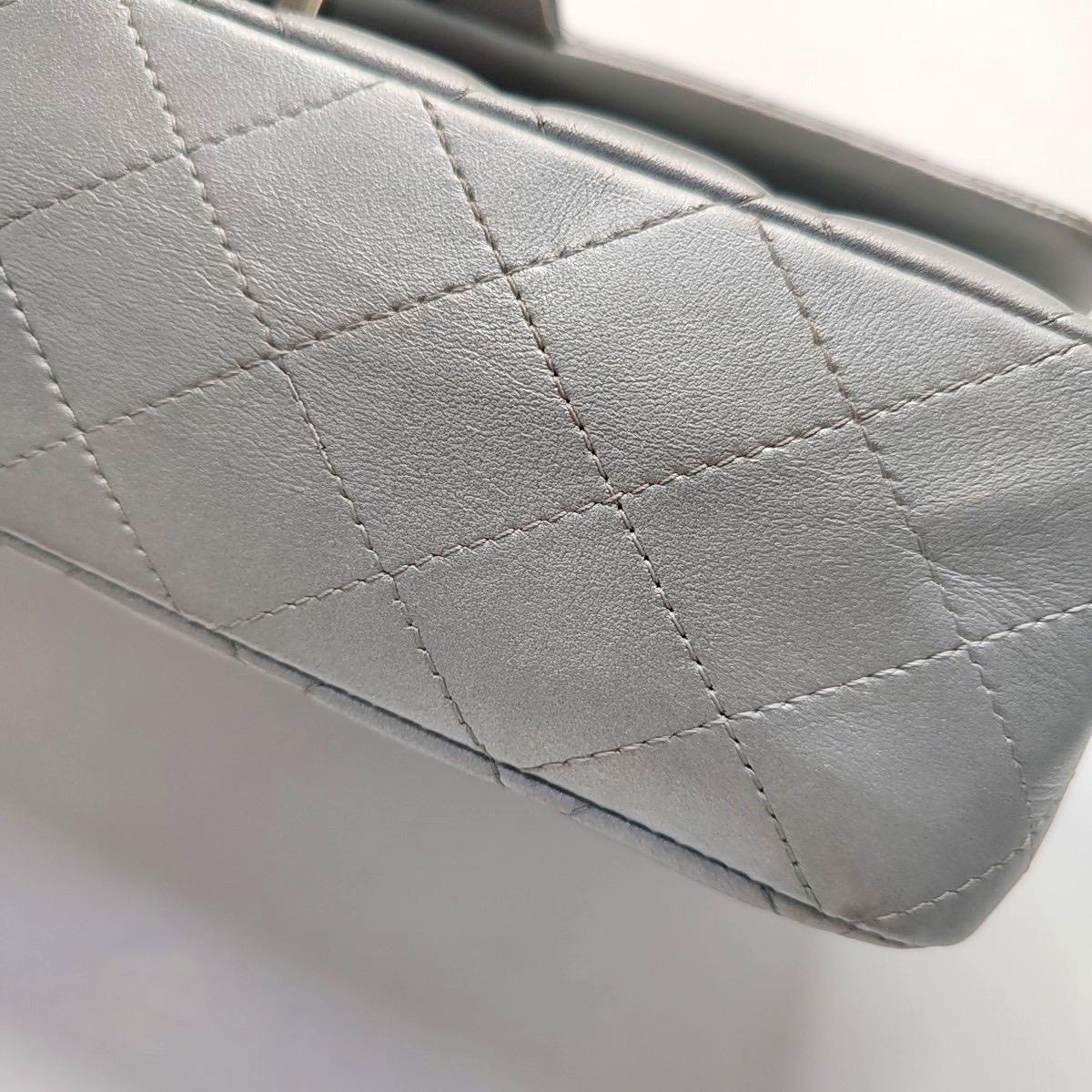 Chanel Classic Flap Medium Silber Grau Lammfell Leder Silber Hardware im Angebot 12