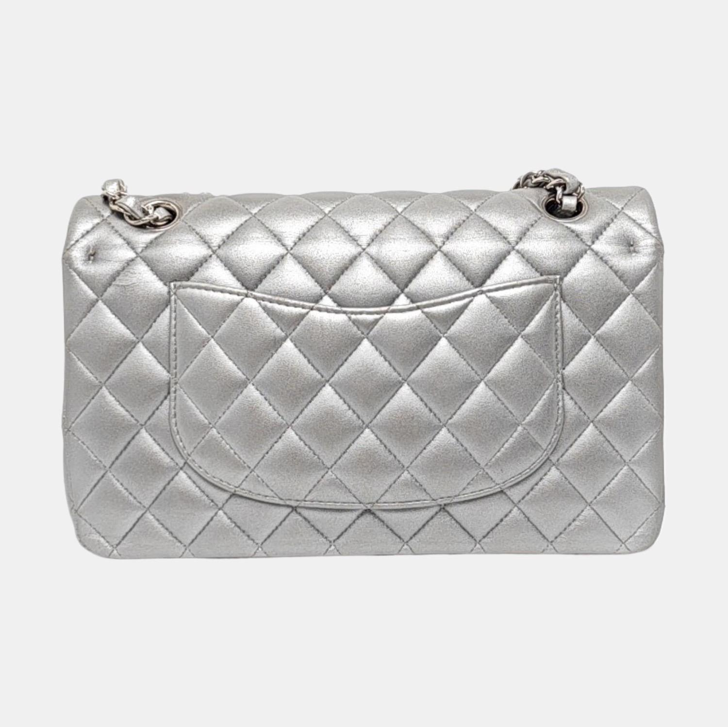 Chanel Classic Flap Medium Silber Grau Lammfell Leder Silber Hardware im Zustand „Gut“ im Angebot in AUBERVILLIERS, FR