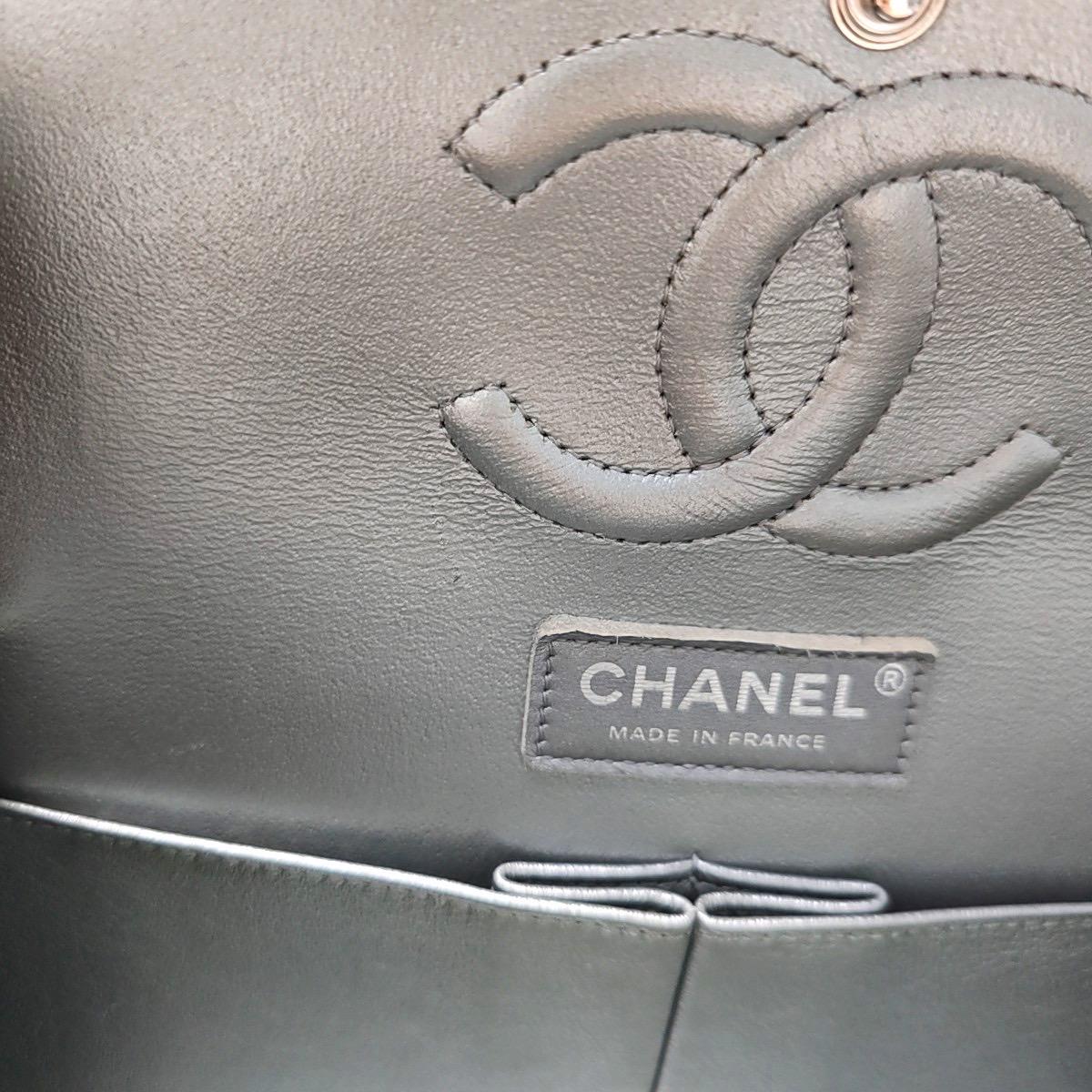 Chanel Classic Flap Medium Silber Grau Lammfell Leder Silber Hardware im Angebot 6
