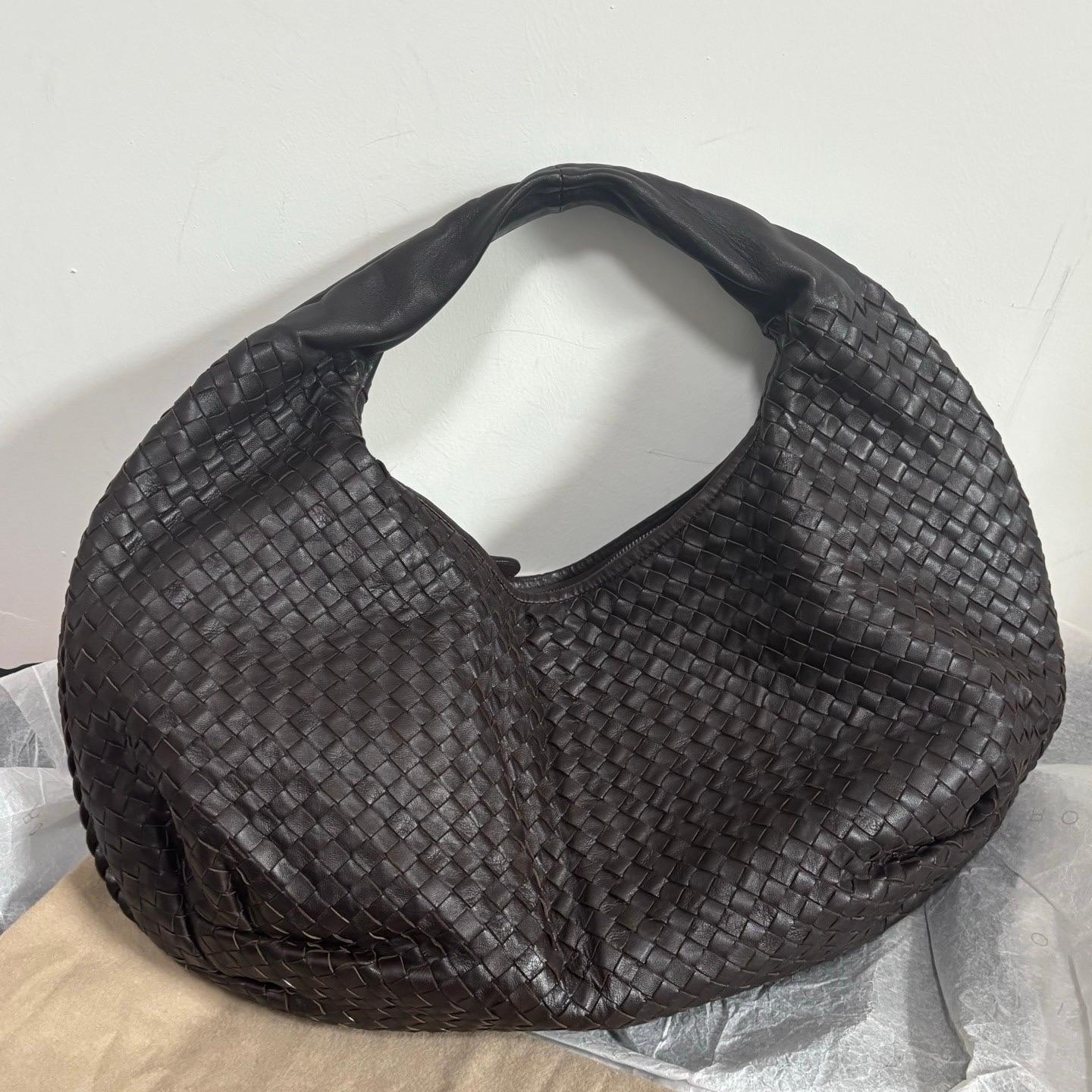 Ce sac hobo Belly de Bottega Veneta est une pièce de luxe exceptionnelle, réalisée en cuir d'agneau emblématique avec le tissage Intrecciato immédiatement reconnaissable. Ce sac est suffisamment spacieux pour contenir tous vos essentiels, c'est