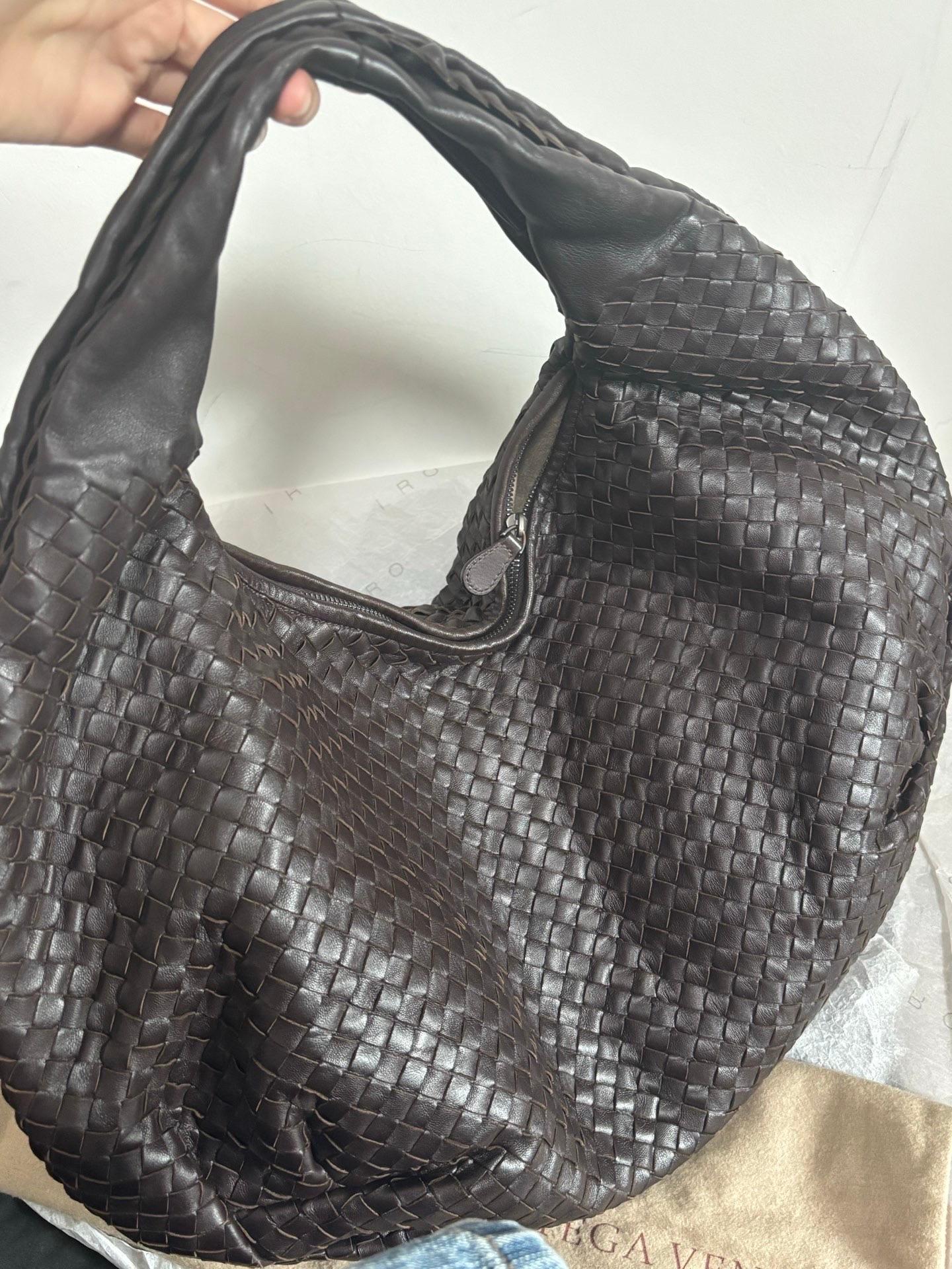 Noir Bottega Veneta Belly Hobo Intrecciato Lambskin Dark Chocolate Brown Large en vente