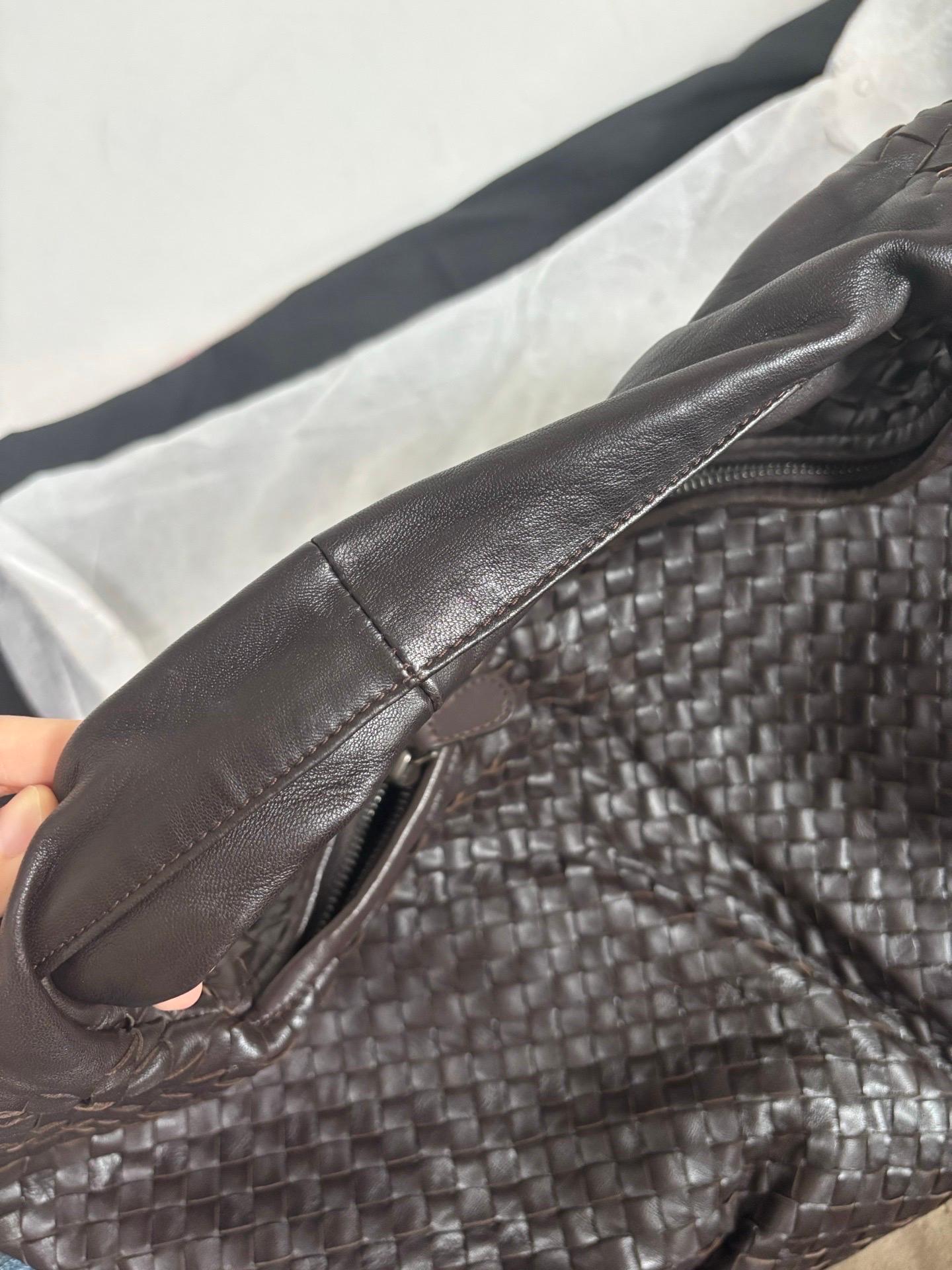 Bottega Veneta Belly Hobo Intrecciato Lambskin Dark Chocolate Brown Large Pour femmes en vente