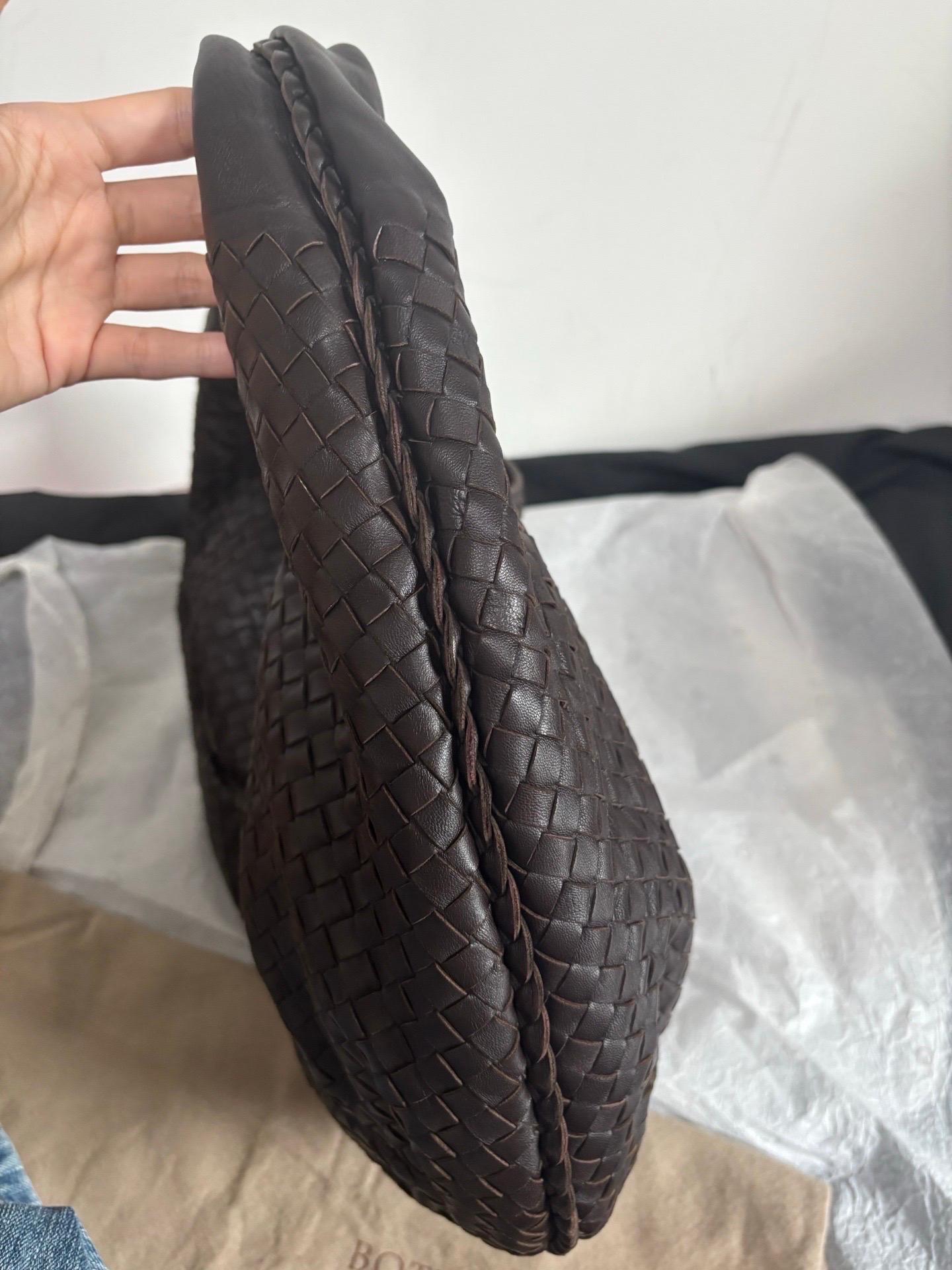 Bottega Veneta Belly Hobo Intrecciato Lambskin Dark Chocolate Brown Large en vente 2