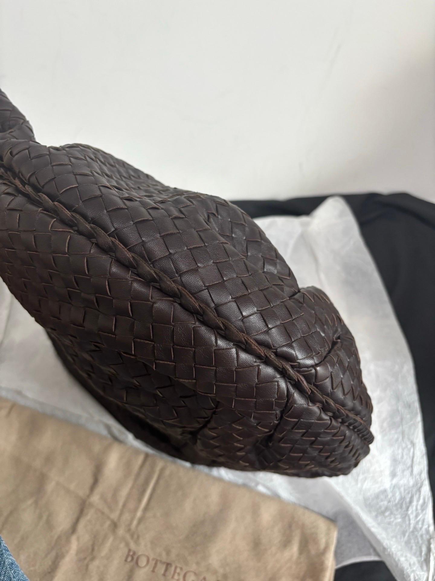 Bottega Veneta Belly Hobo Intrecciato Lambskin Dark Chocolate Brown Large en vente 3