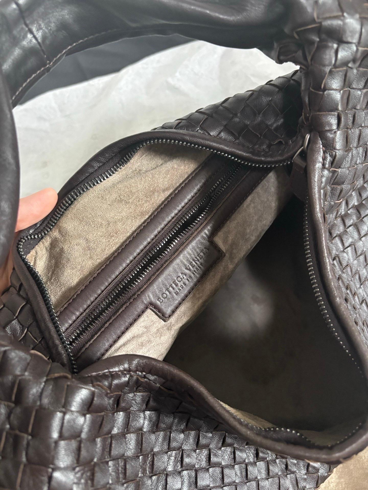 Bottega Veneta Belly Hobo Intrecciato Lambskin Dark Chocolate Brown Large en vente 10