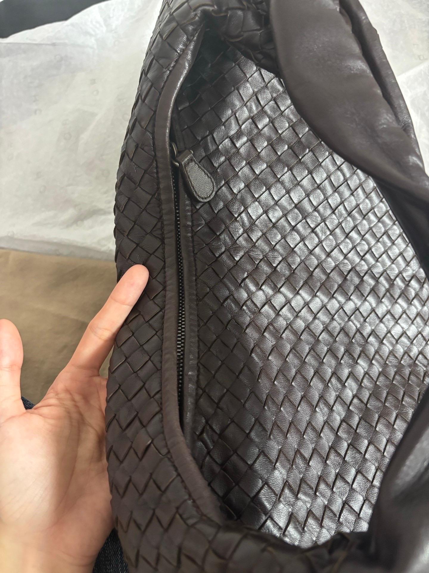 Bottega Veneta Belly Hobo Intrecciato Lambskin Dark Chocolate Brown Large en vente 12