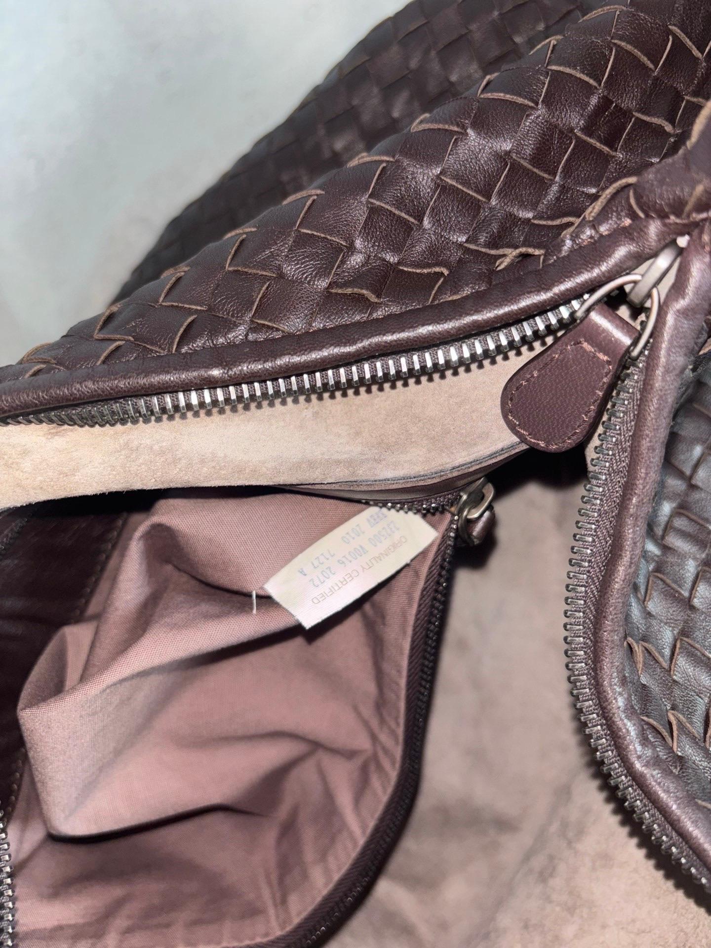 Bottega Veneta Belly Hobo Intrecciato Lambskin Dark Chocolate Brown Large en vente 13